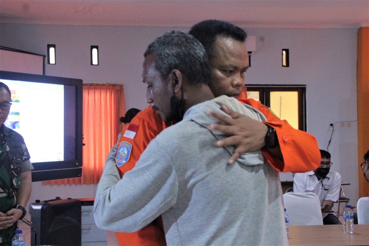 Kepala Kantor SAR Kelas A Kupang, I Putu Sudayana (kiri).