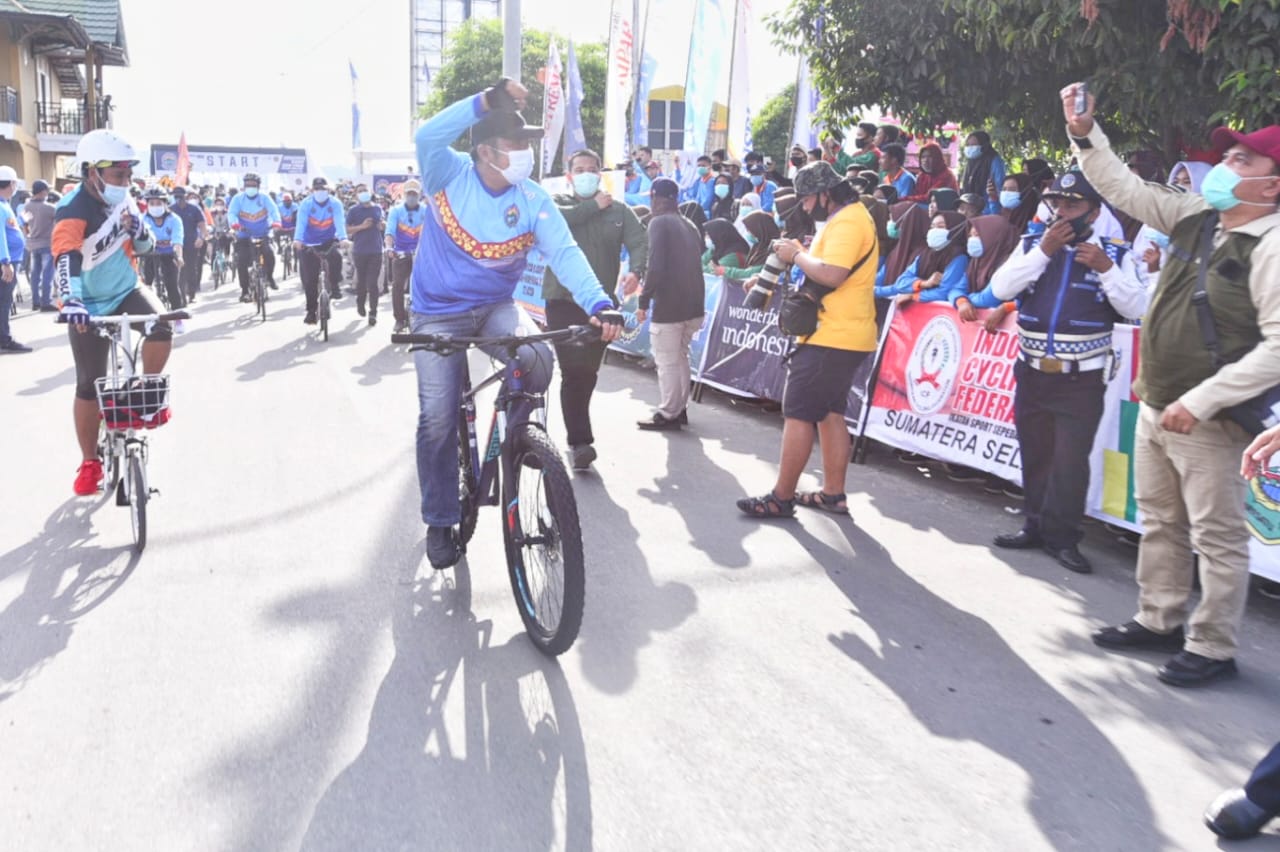 Olahraga bersepeda salah satu upaya menjaga imun tubuh.