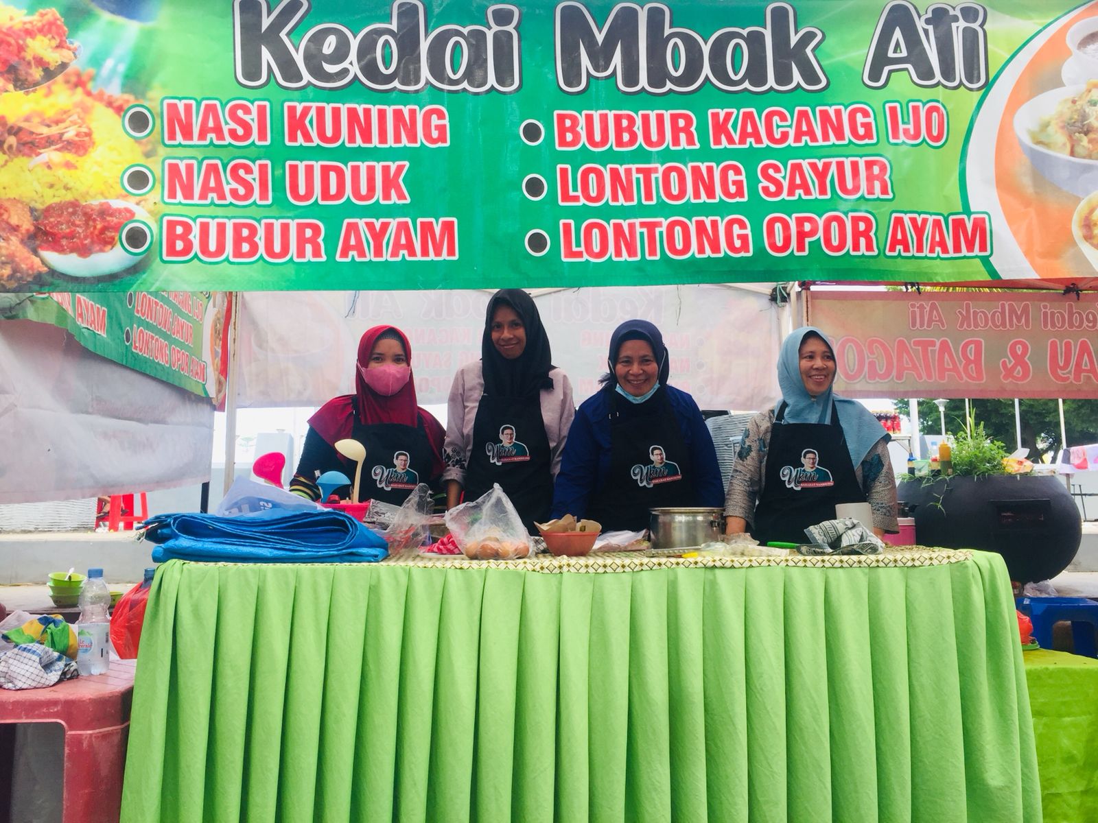 Relawan UKM Sahabat Sandi Makassar, Sulsel menggelar bazar bagi pelaku usaha guna meningkatkan pendapatan perekonomian rumah tangga.