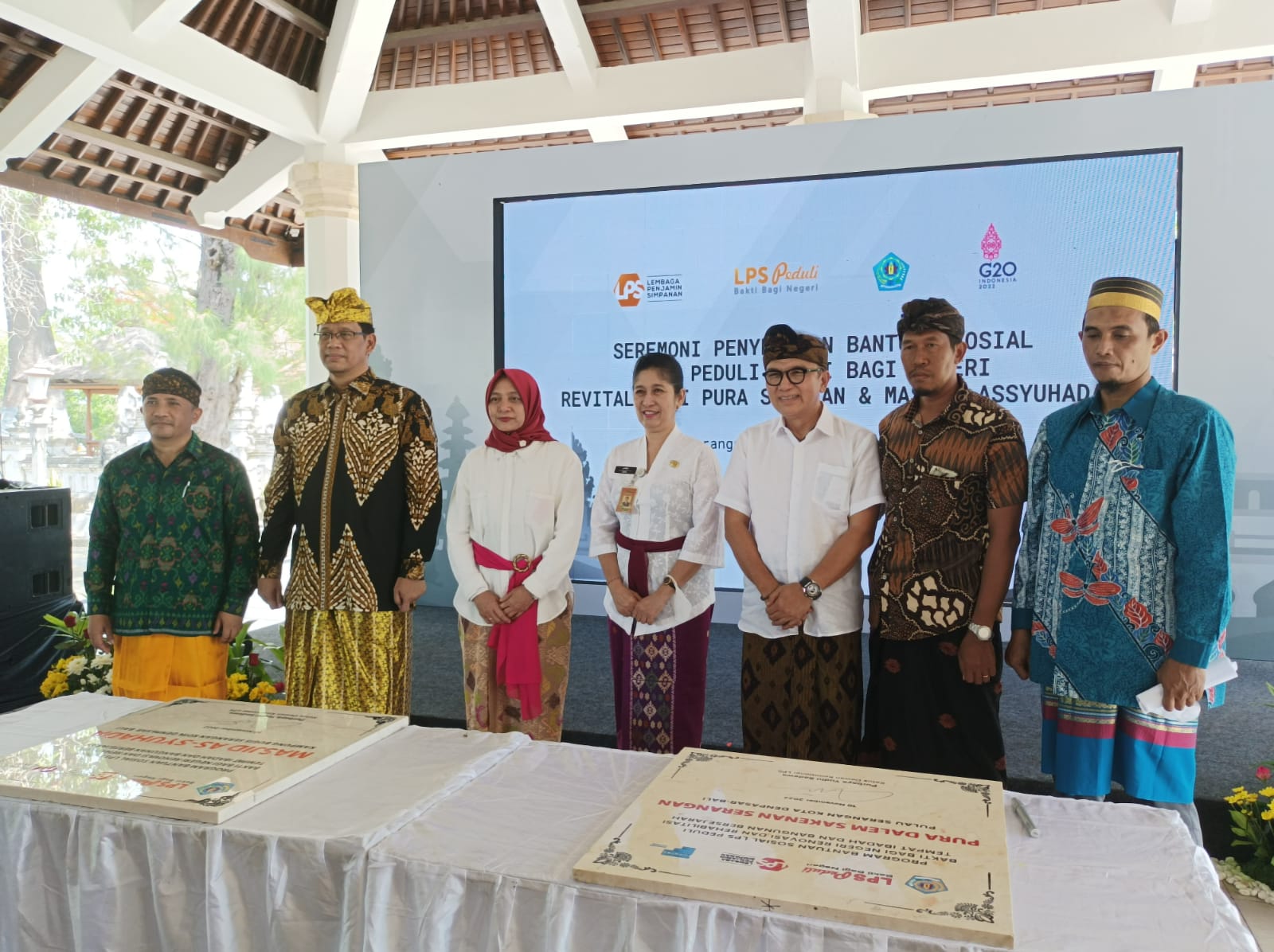 Seremoni penyerahan bantuan bagi revitalisasi Pura Sakenan dan Masjid As-Syuhada di Pulau Serangan, Denpasar, Bali.