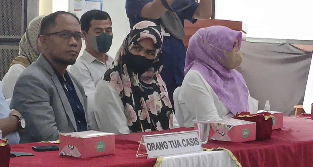 Sulastri (tengah) bersama ibu dan penasihat hukumnya