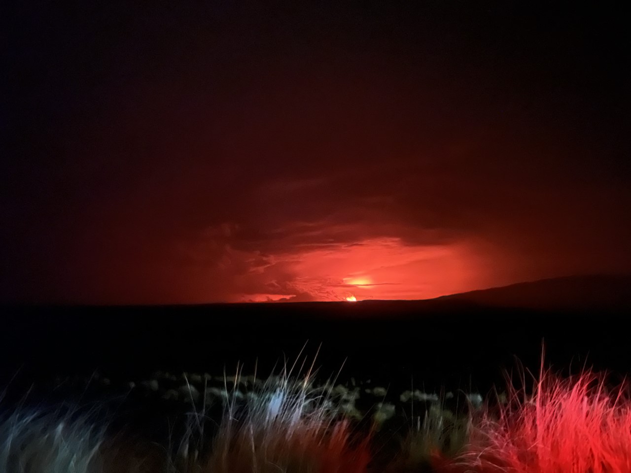 Letusan gunung berapi Mauna Loa dilihat dari Waikoloa, Hawaii.