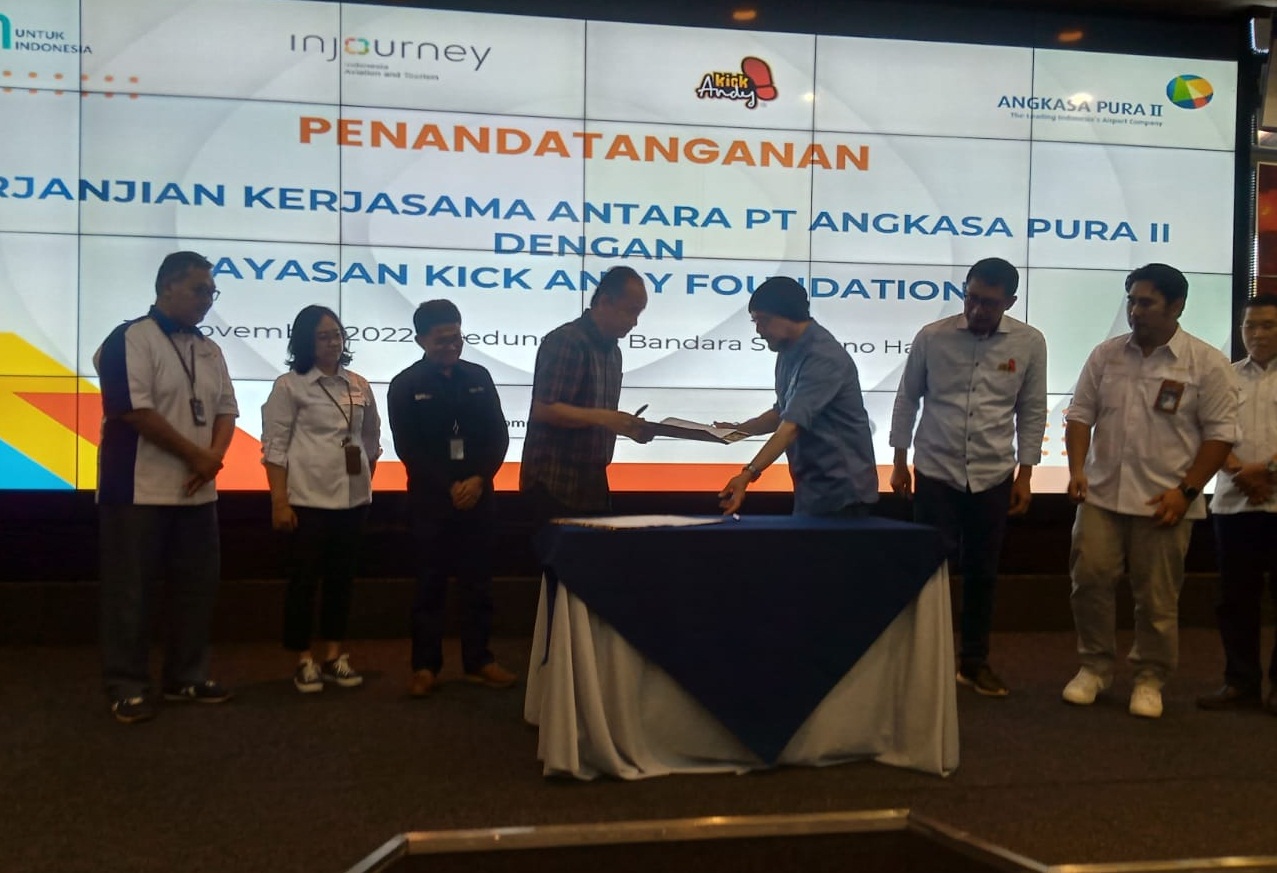 Penandatanganan kerja sama penyaluran bantuan PT Angkasa Pura (AP) II dan Yayasan Kick Andy Foundation, Rabu (30/11). 
