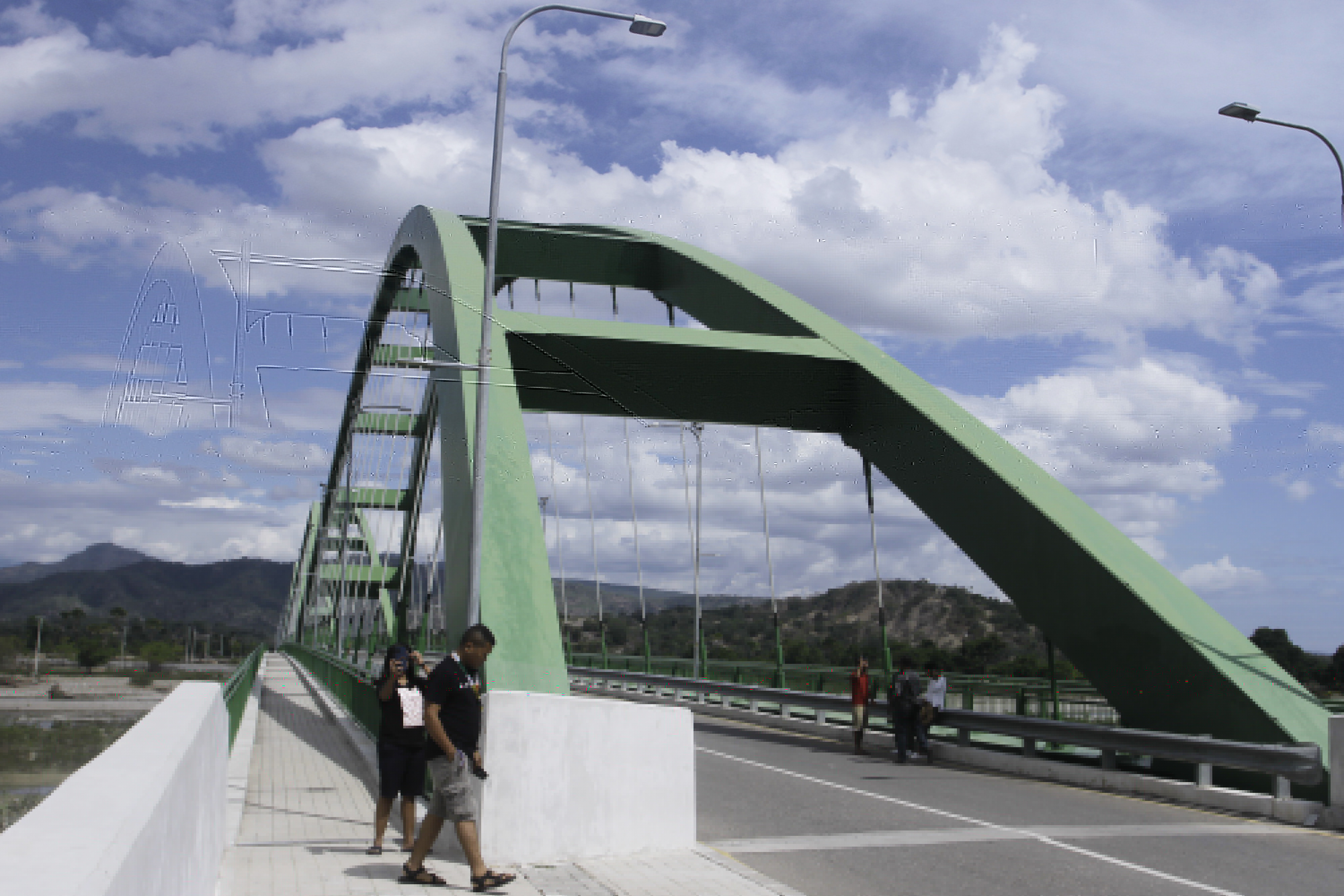  Warga melintas di atas jembatan Noefefan, di Kota Oecusse, Timor Leste yang dibangun BUMN Adhi Karya Tbk