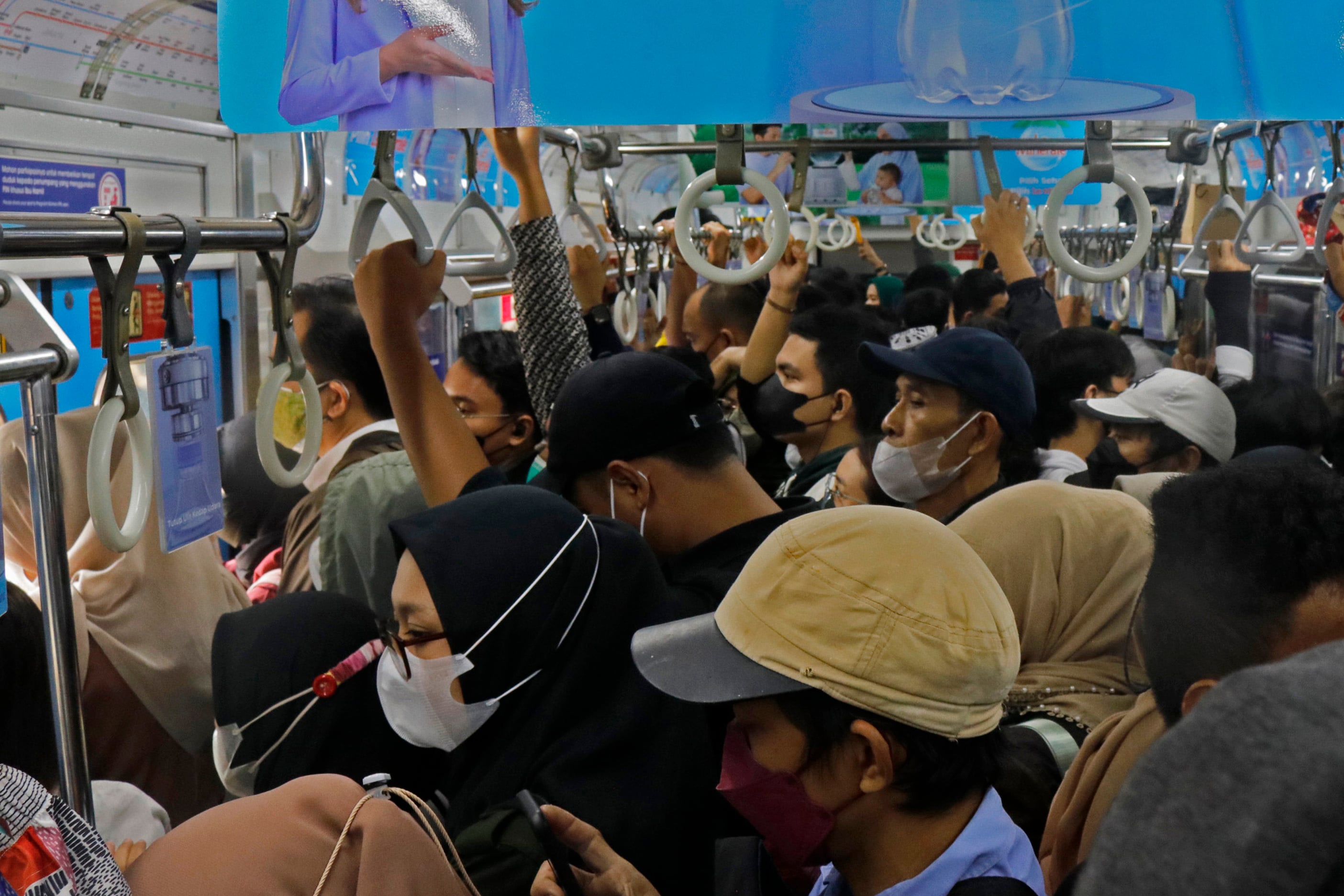 Penumpang KRL Commuterline memadati gerbong kereta.