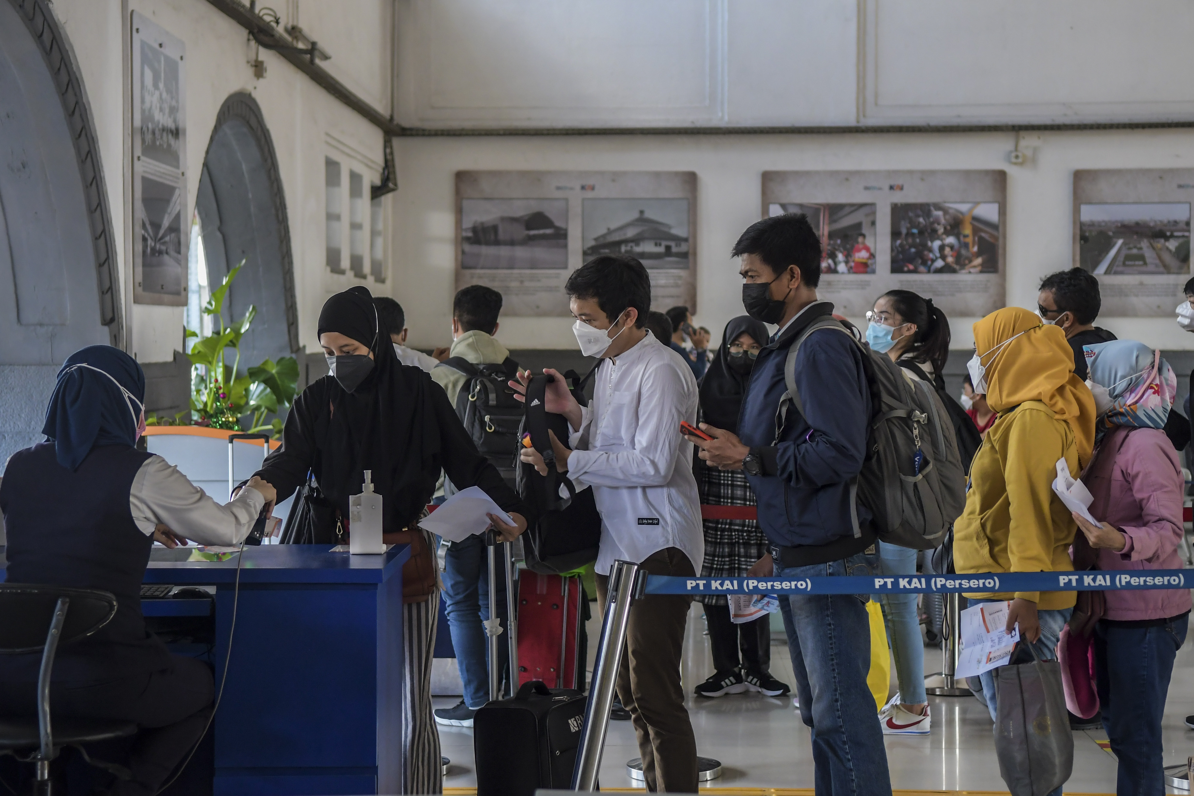 Penumpang antre untuk memasuki area peron di Stasiun Pasar Senen, Jakarta.