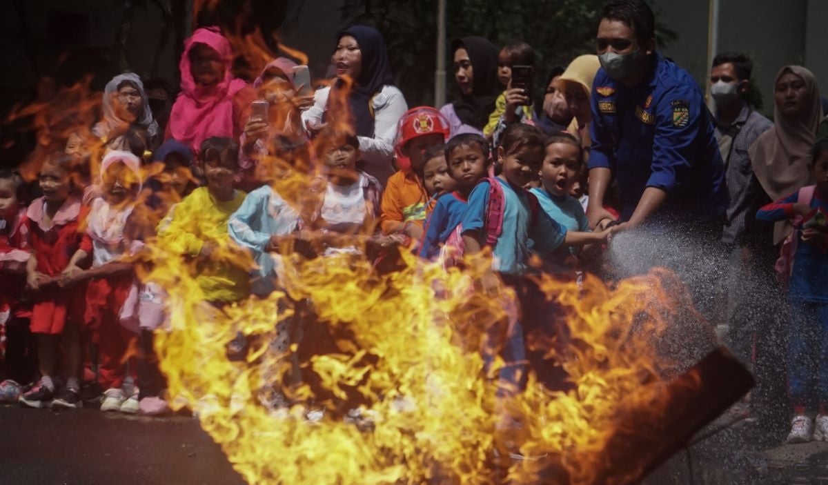 Sejumlah murid didampingi petugas pemadam kebakaran berusaha memadamkan api saat Festival Pembelajaran Luar Kelas PAUD, Pekalongan, Jateng.