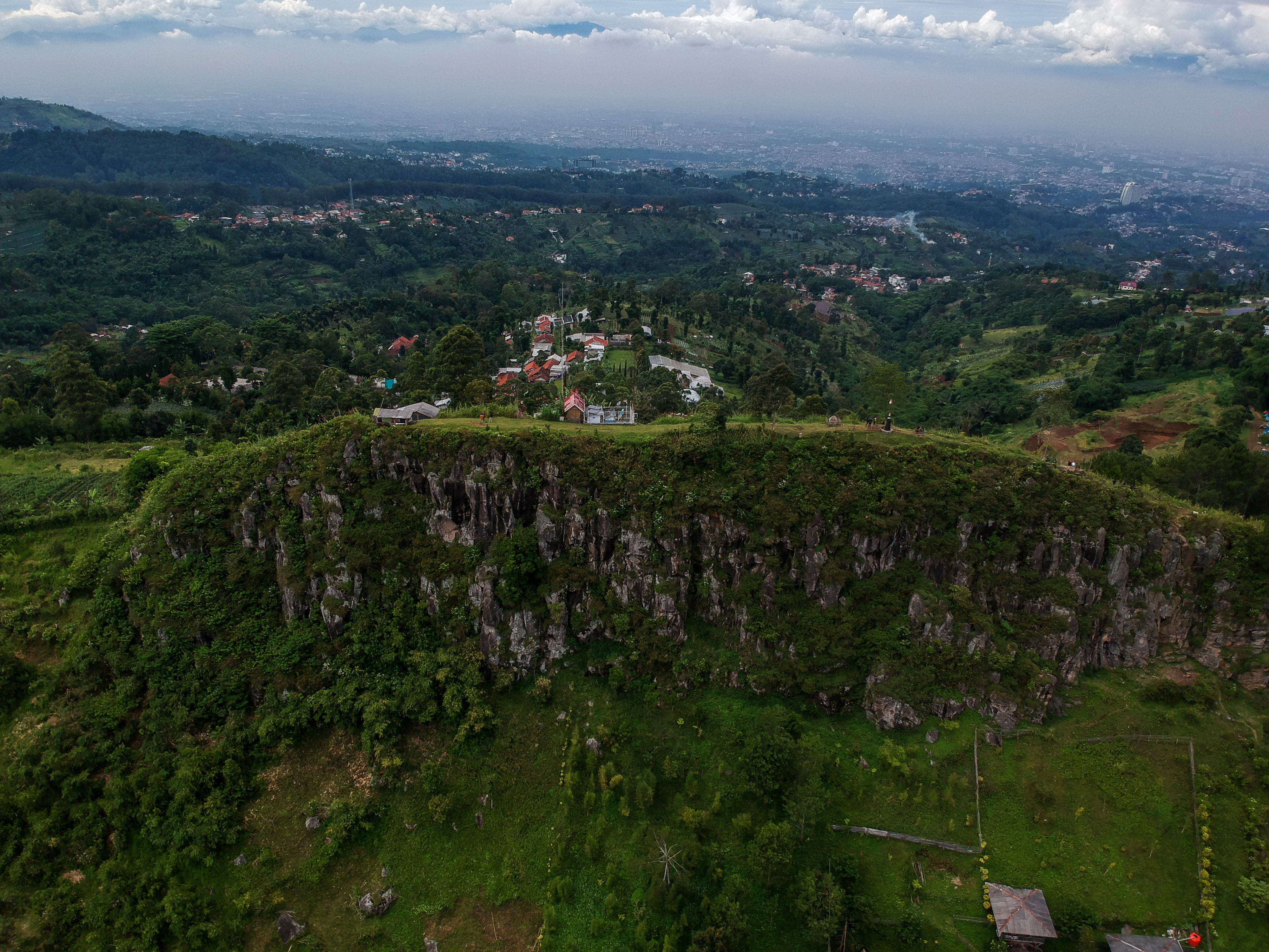 Foto udara Gunung Batu yang merupakan bagian dari Sesar Lembang di Pasirwangi, Lembang, Kabupaten Bandung Barat, Jawa Barat, Minggu (7/3).