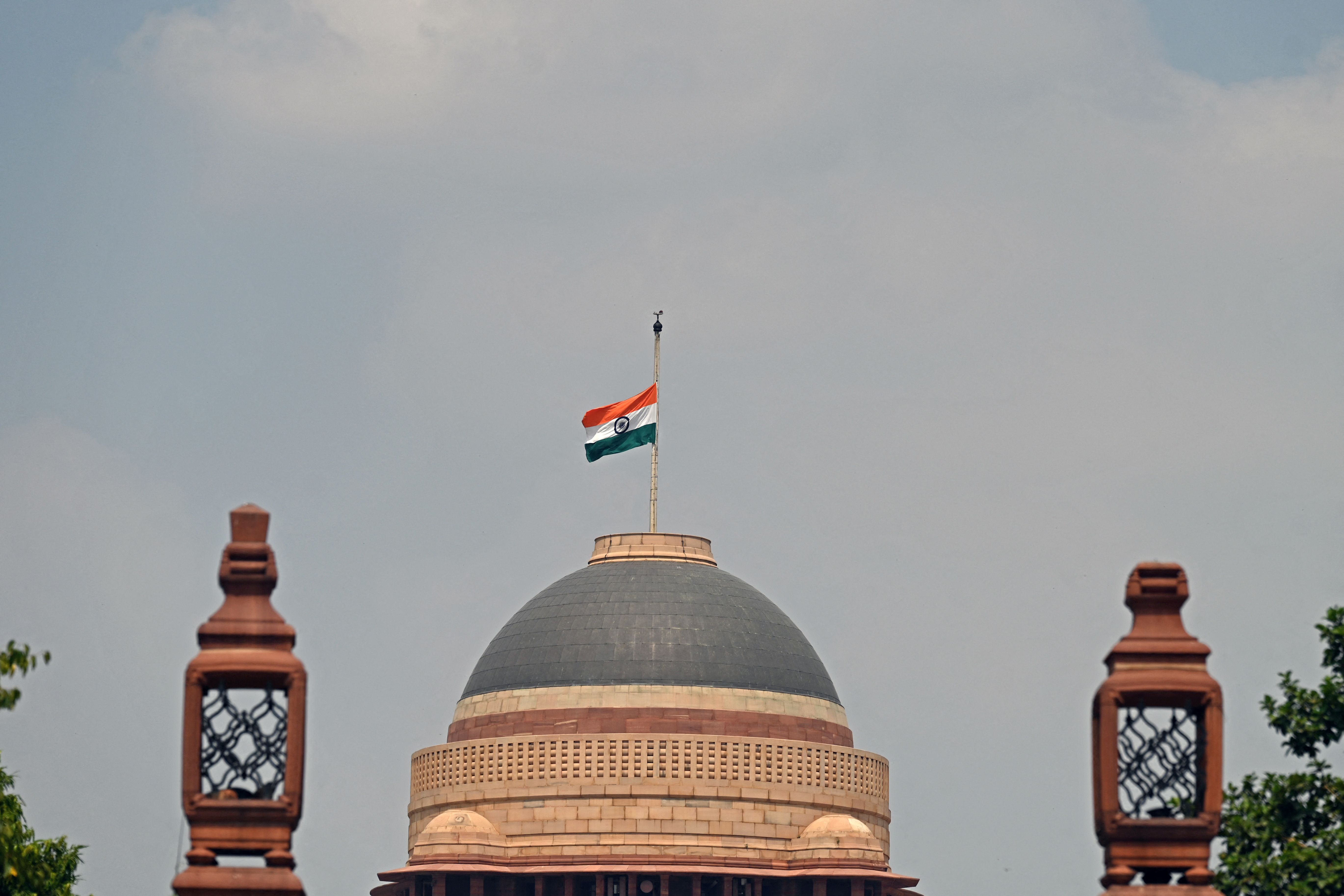 Bendera setengah tiang berkibar di New Delhi saat turut berduka atas wafatnya Ratu Inggris Elizabeth II, 11 September 2022.