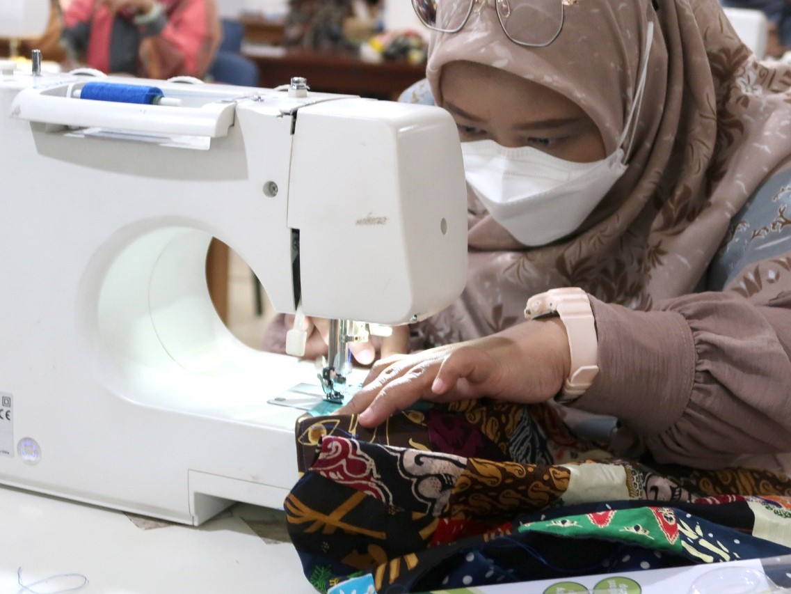 Warga bisa mengolah limbah sisa kain menjadi ragam produk yang bernilai ekonomis dan sesuai minat masyarakat, seperti masker kain.