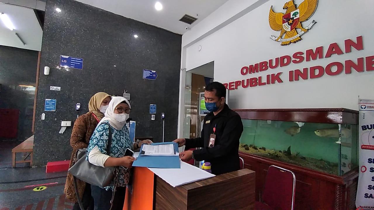 Pengacara Sri Suparyati dan Illian Deta Arta Sari dari Kantor ISLAW melaporkan dugaan maladministrasi PN Jakut ke Ombudsman RI