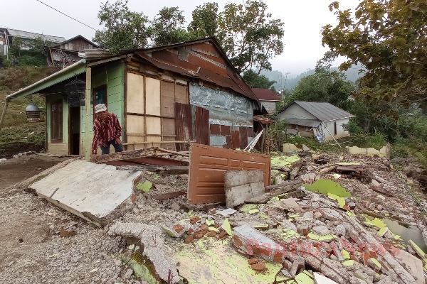 Warga Desa Sridadi, Kecamatan Sirampog, Kabupaten Brebes, menunjukkan puing rumah yang rusak akibat tanah bergerak, Kamis (3/11).