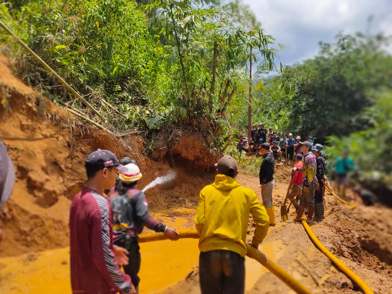 Warga di Kabupaten Hulu Sungai Tengah, Kalimantan Selatan, bergotong royong membuka akses jalan yang terdampak tanah longsor.