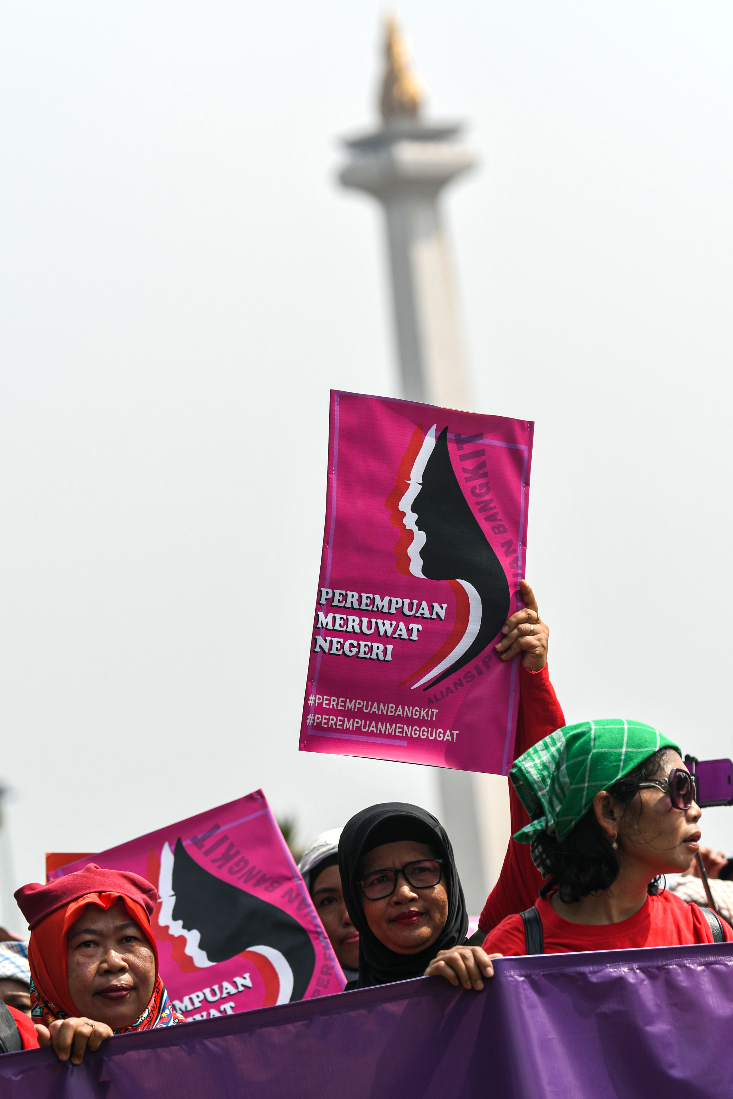 SAHKAN RUU PPRT: Massa yang tergabung dalam Aliansi Perempuan Bangkit Menggugat berunjuk rasa menuntut pemerintah mengesahkan RUU PPRT