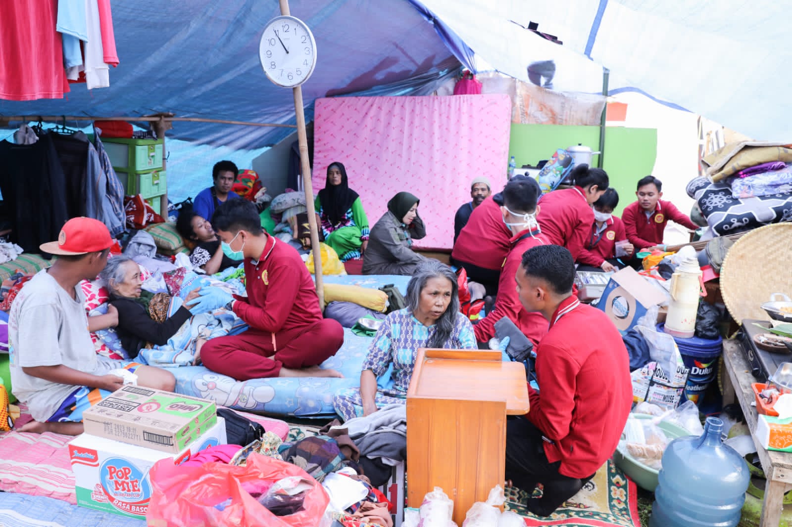 Tim Medis Medical Intelligence (MI) BIN memberikan pelayanan kesehatan door to door bagi korban gempa Cianjur