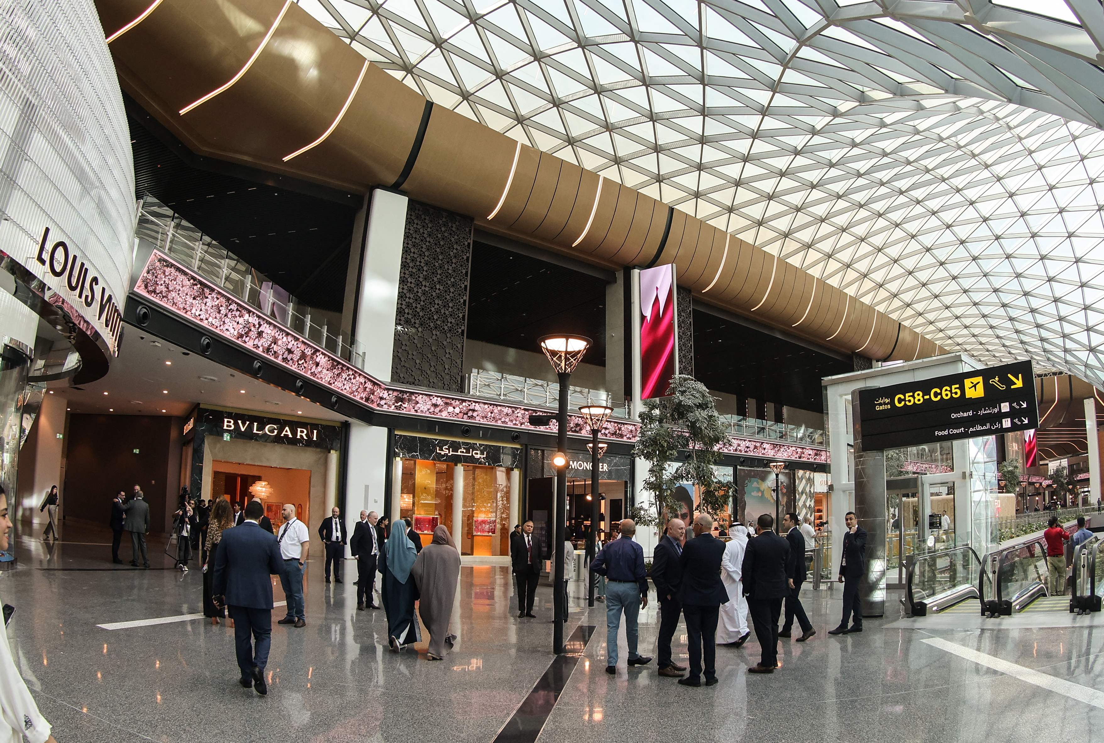 Sejumlah orang beraktivitas di Bandara Internasional Hamad di Doha, Qatar.