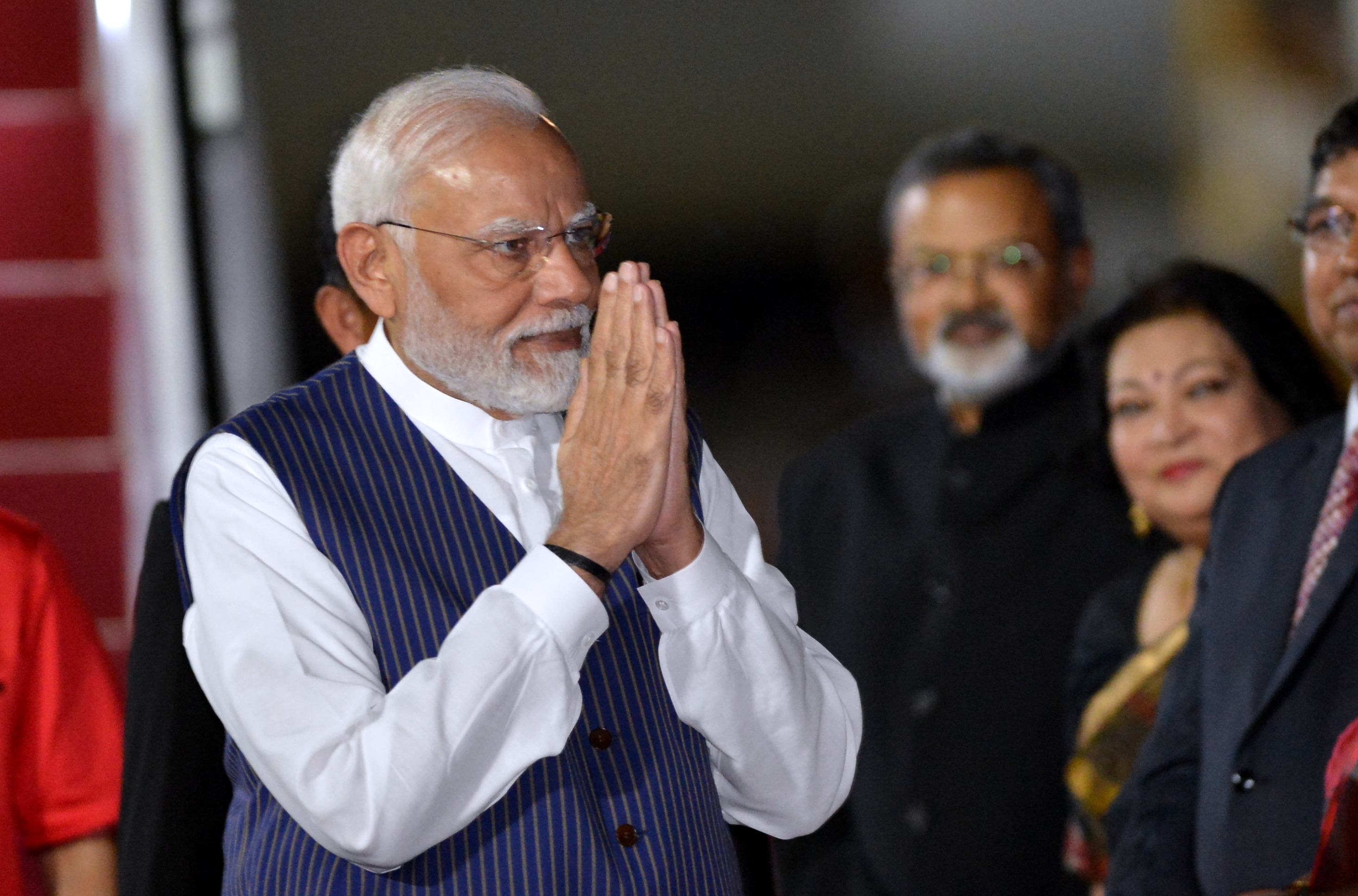 PM India Narendra Modi saat tiba di Terminal VVIP Bandara Ngurah Rai, Bali, untuk menghadiri KTT G-20, Senin (14/11) malam.