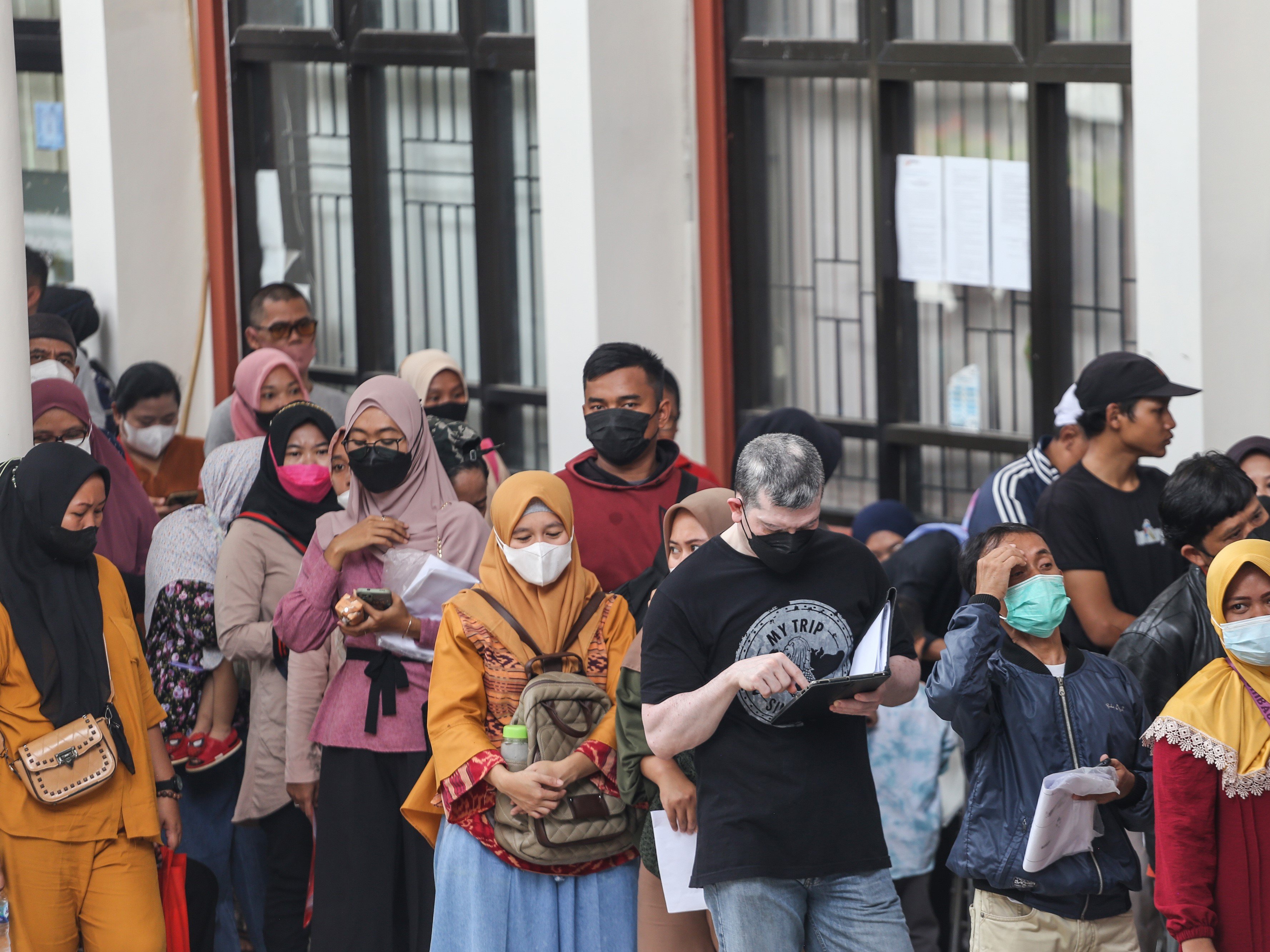 Sejumlah warga mengantre pendaftaran pembuatan Kartu Identitas Anak (KIA) di Kantor Kecamatan Tapos, Depok, Jawa Barat, Sabtu (22/10/2022). 