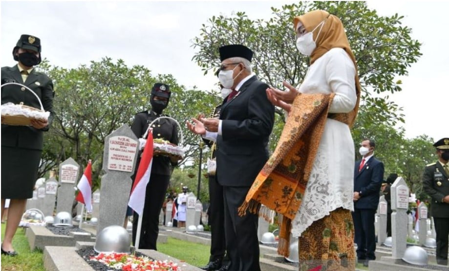 Wapres Ma'ruf Amin dan Ibu Wury menaburkan bunga dan berdoa di Taman Makam Pahlawan Nasional Utama Kalibata, Jakarta, Kamis (10/11).