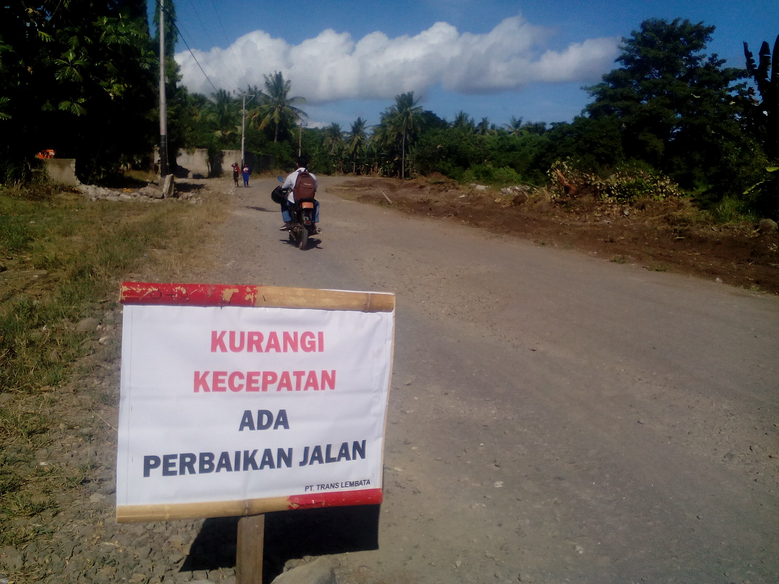 Pemkab Lembata menargetkan perbaikan 74 Km ruas jalan di wilayahnya dengan dana PEN selesai akhir 2022 ini.