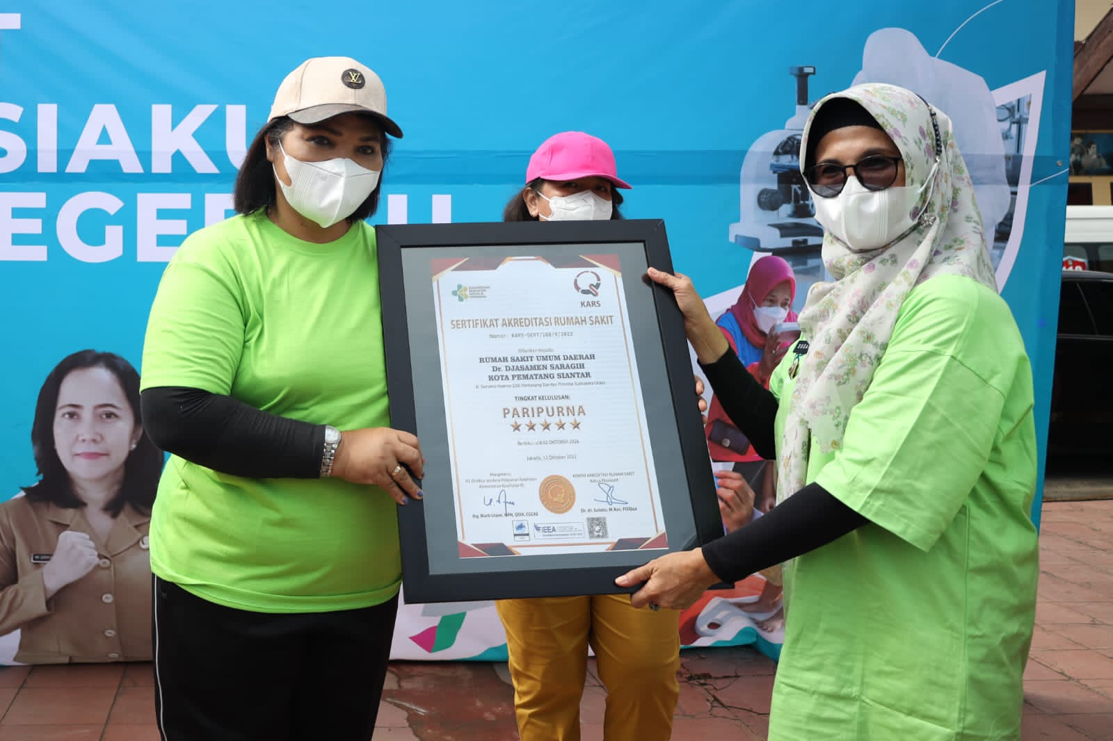 Wali Kota Pematang Siantar, dr.Susanti Dewayani, SpA, menyerahkan sertifikat akreditasi rumah sakit pada peringatan HKN ke-58.