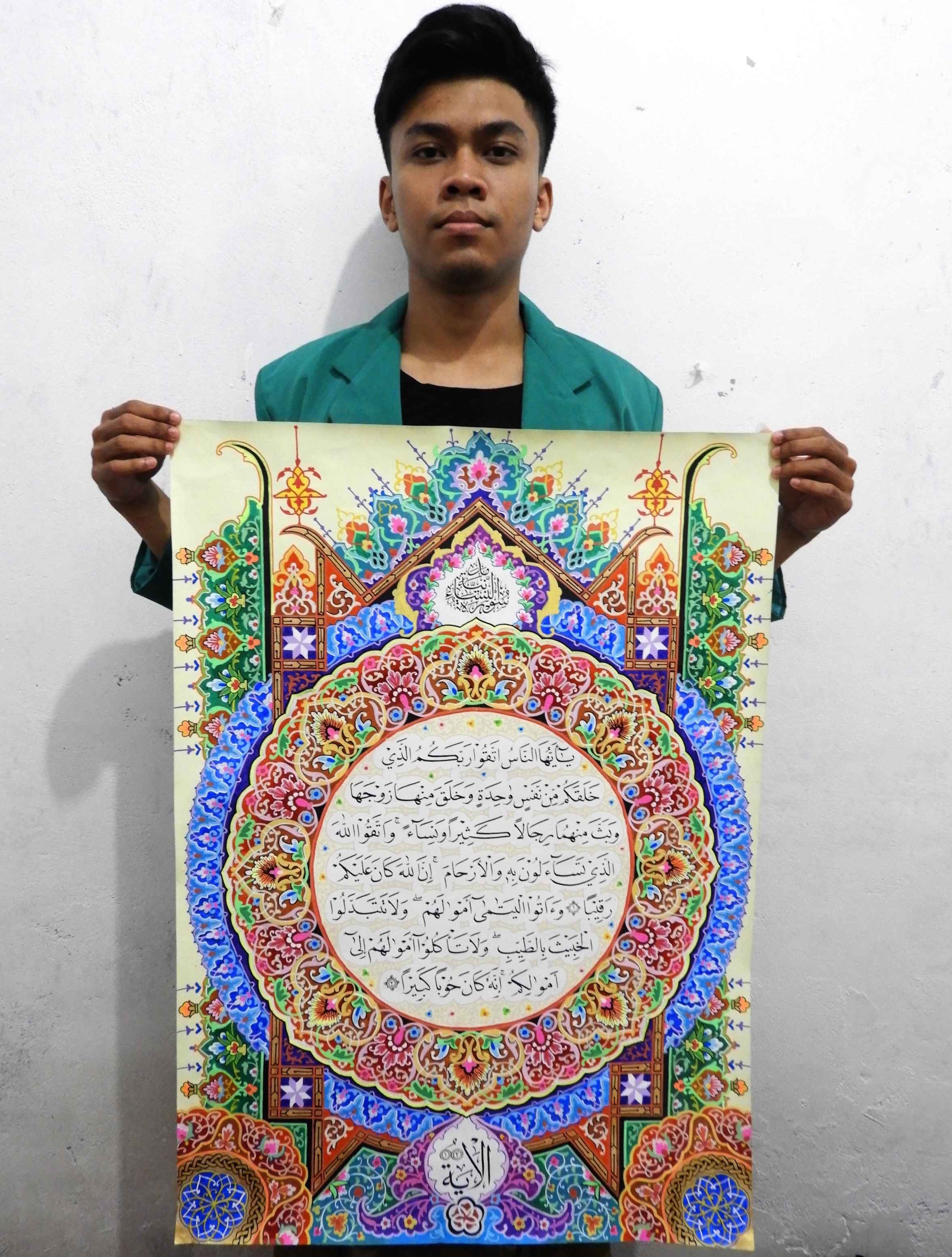 Raizil Alghifari, mahasiswa Program Studi Ekonomi Pembangunan USK memperlihatkan hasil karyanya.