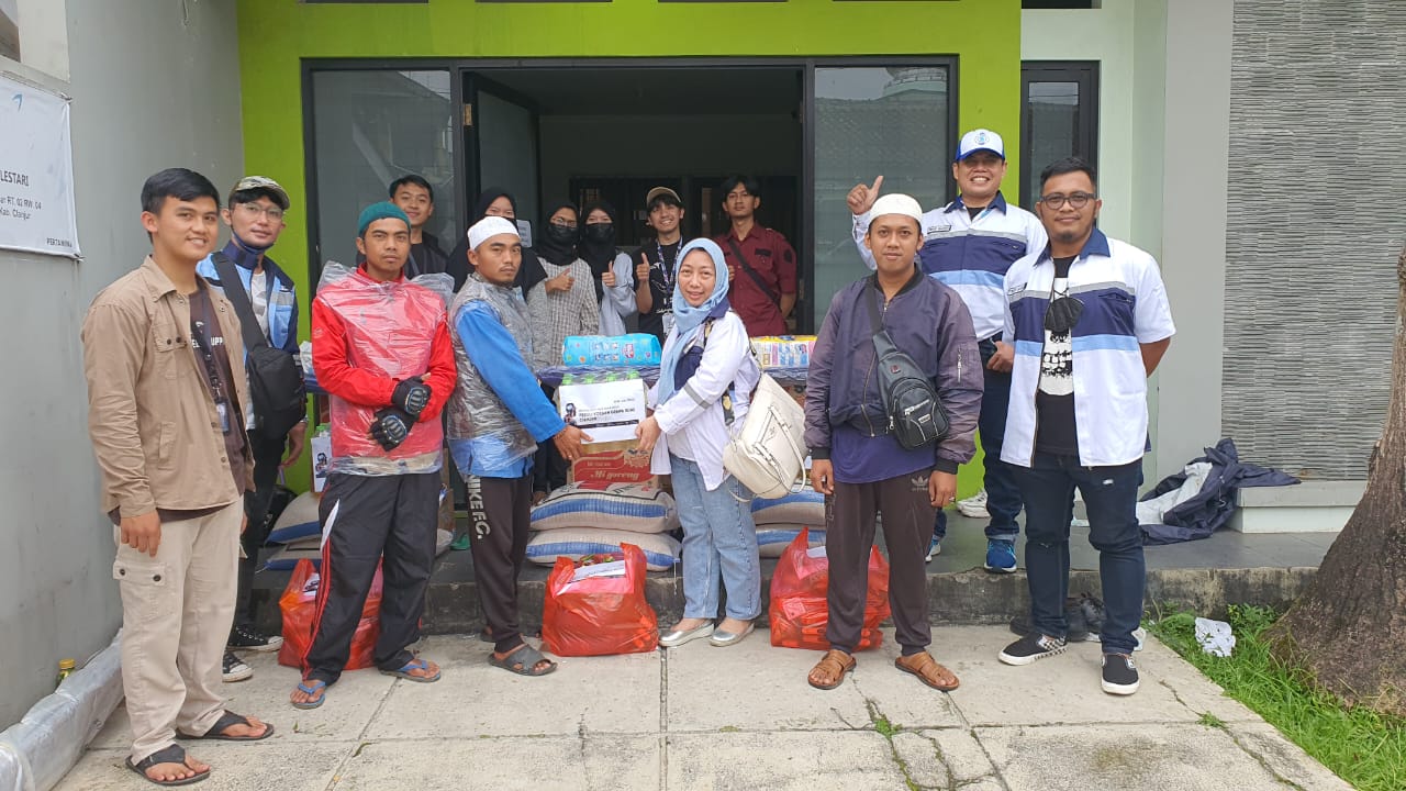 PT Timur Bahari menyerakan bantuan untuk korban bencana gempa ke Posko Kulah Gede di Cianjur, Jawa Barat.