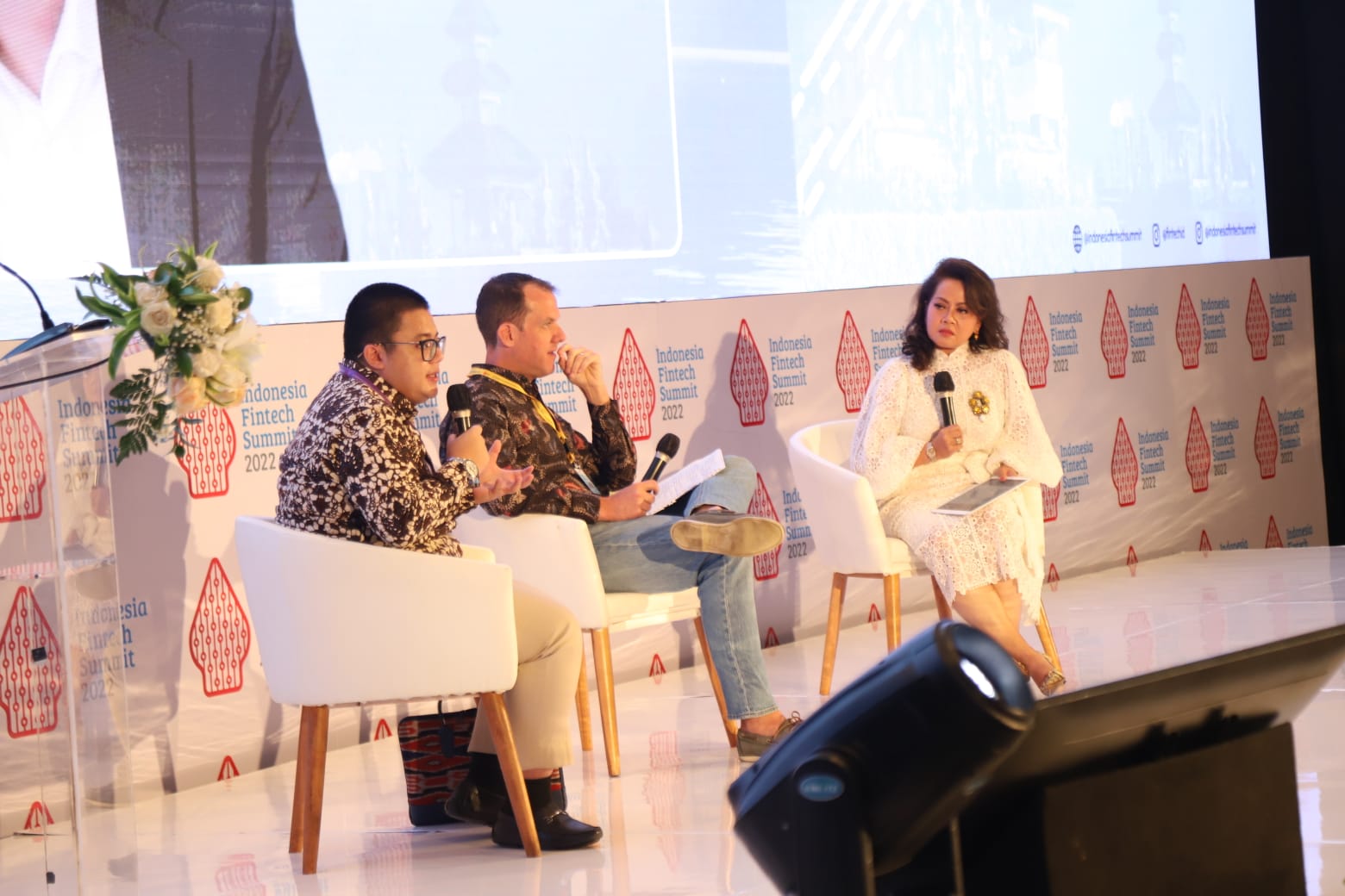 Salah satu sesi dalam Indonesia Fintech Summit 2022 yang membahas perlindungan data probadi di era ekonomi digital