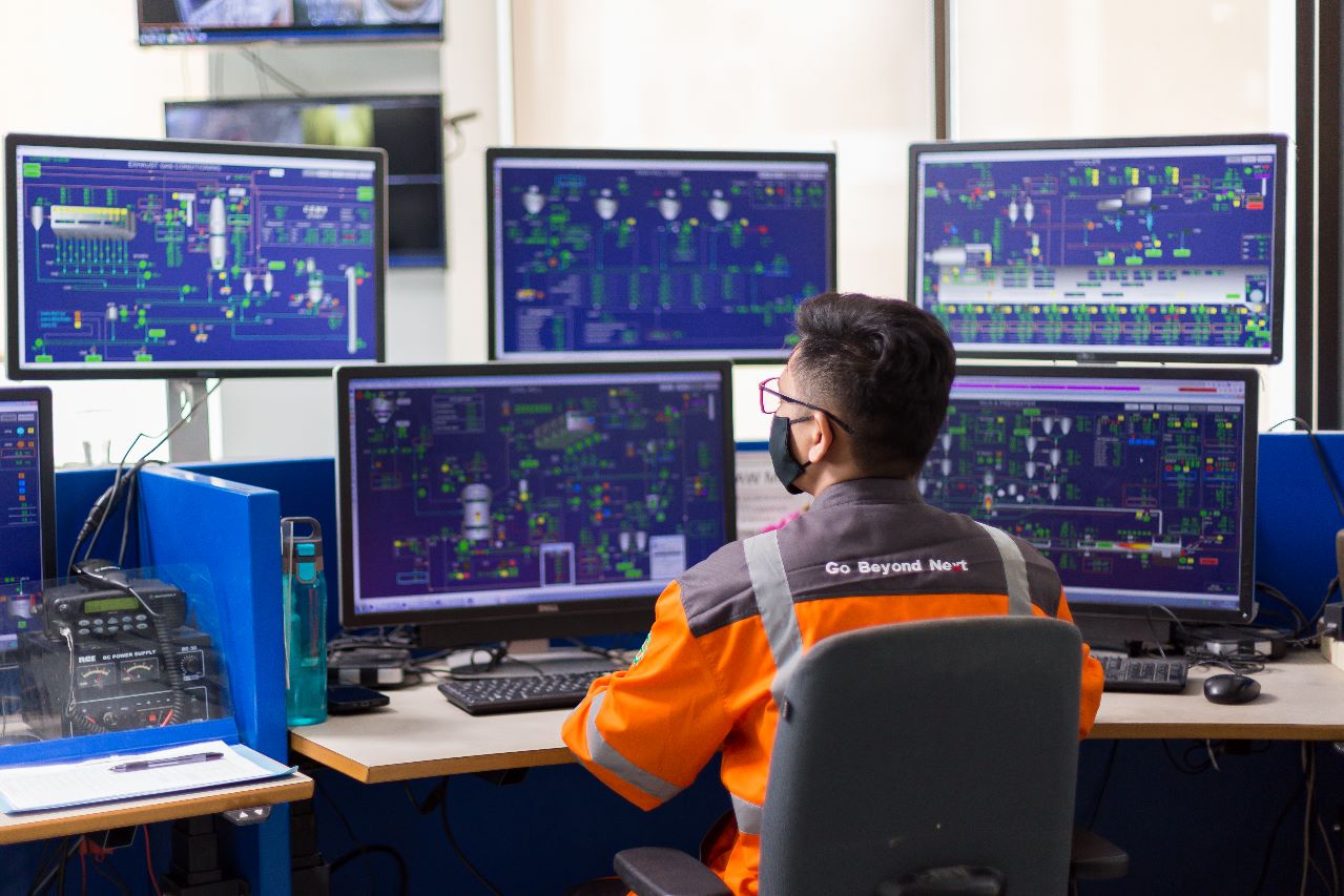 Karyawan melakukan monitoring proses produksi semen melalui Central Control Room (CCR) di Pabrik Rembang, Jawa Tengah