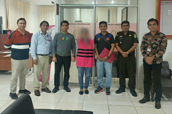 Penyidik Satreskrim Polresta Manado menyerahkan tersangka dugaan korupsi di PT Pegadaian ke Kejaksaan Negeri Manado