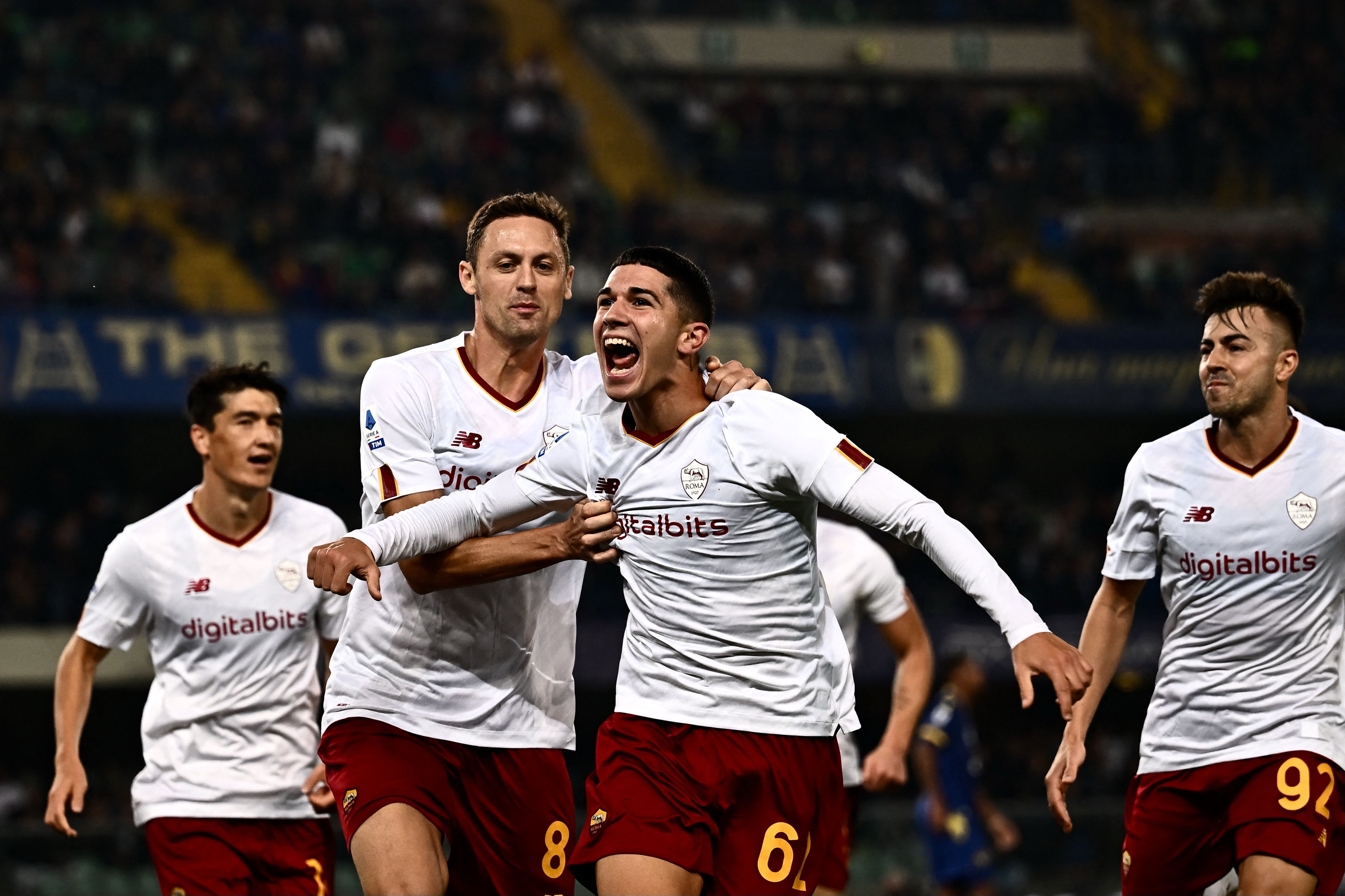 Penyerang AS Roma, Cristian Volpato (tengah), berselebrasi setelah mencetak gol saat AS Roma melawan Hellas Verona pada Senin (31/10) lalu. 