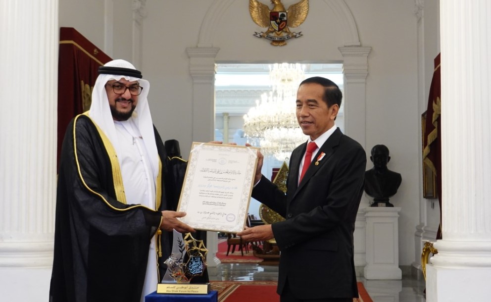 Presiden Joko Widodo menerima Sekretaris Jenderal Abu Dhabi Forum for Peace (ADFP) Al Mahfouzh Bin Bayyah di Istana Merdeka.