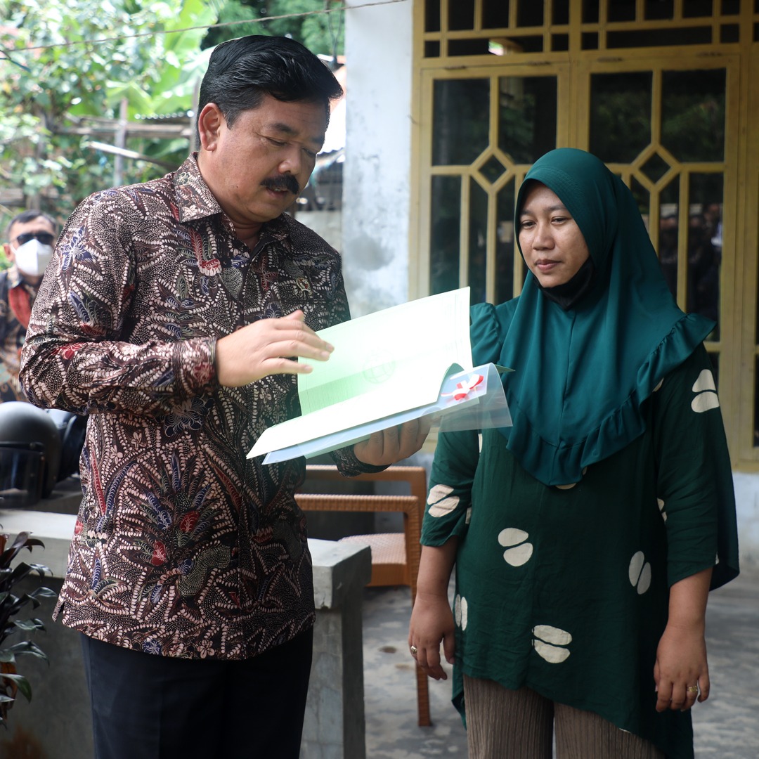 Menteri ATR/Kepala BPN menyerahkan sertifikat tanah ke warga Gowa, Sulses