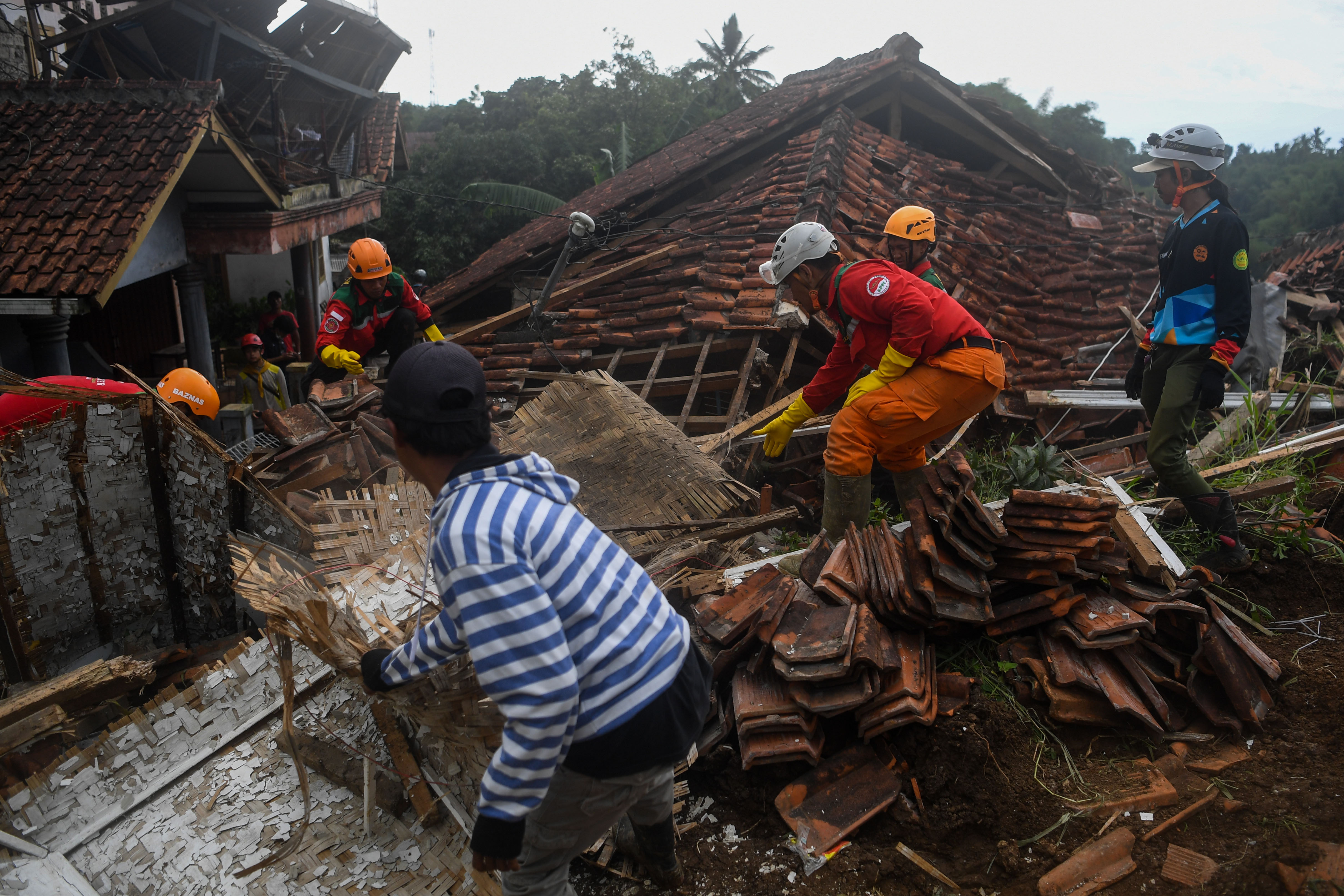 Tim SAR mencari korban yang masih tertimbun akibat gempa bumi magnitudo 5,6 di Cijendil, Cugenang, Cianjur, Jawa Barat, Rabu (23/11).