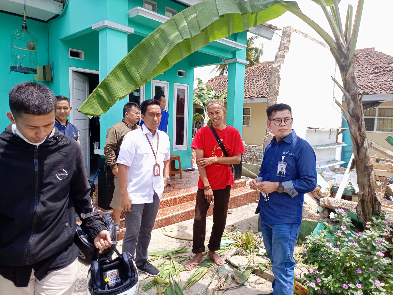 Tim BSI diwakili RCEO Region Bandung Alhuda Djanis (kanan) mengunjungi lokasi gempa di Kabupaten Cianjur, Jawa Barat, Selasa (22/11). 