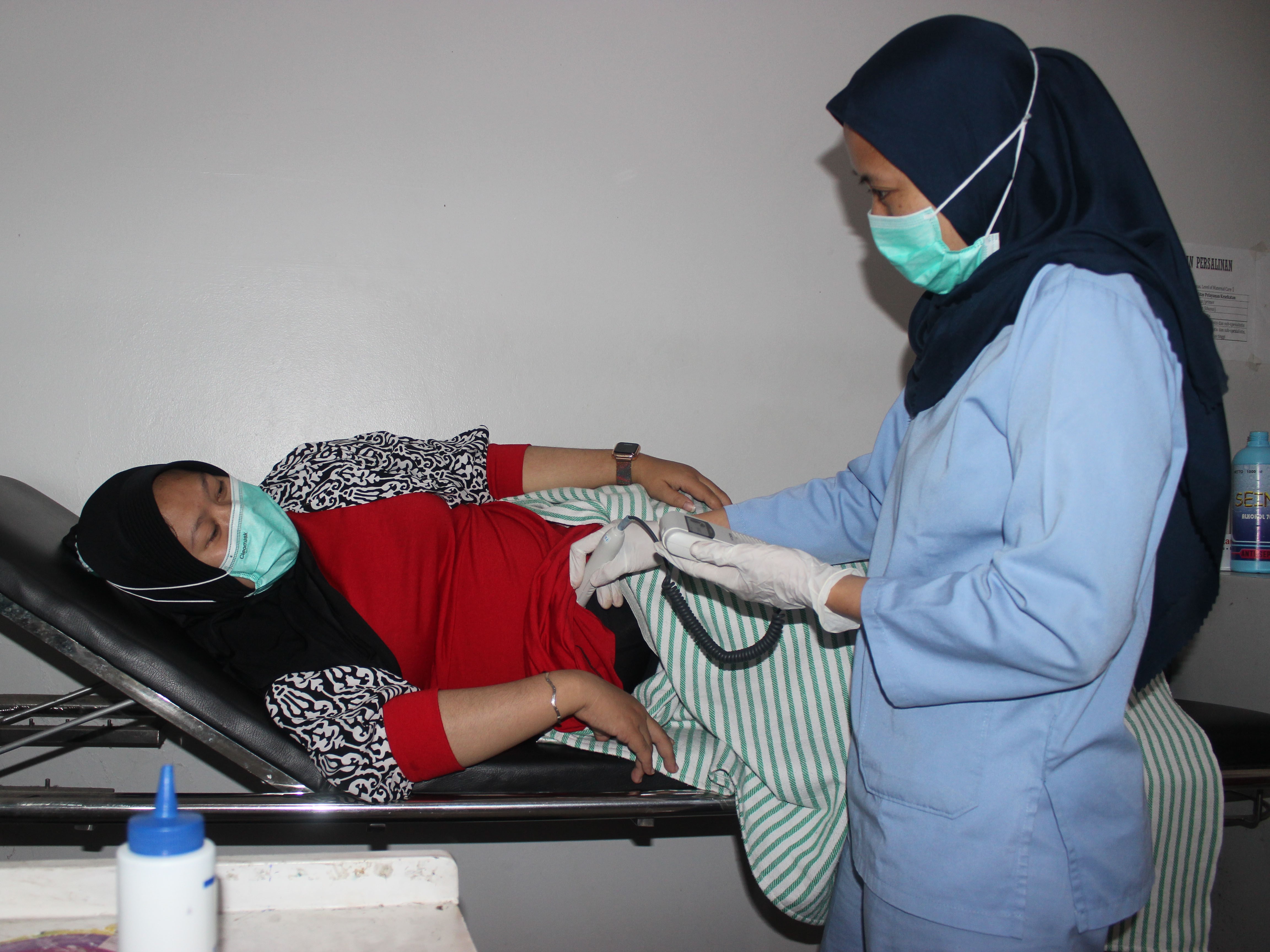 Bidan memeriksa kesehatan janin dari seorang ibu hamil di sebuah klinik di Karawang, Jawa Barat, Selasa (19/7/2022).