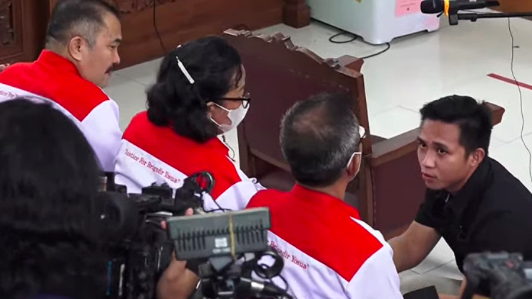 Ibu Brigadir J Menangis Saat Kenang Mendiang Anaknya