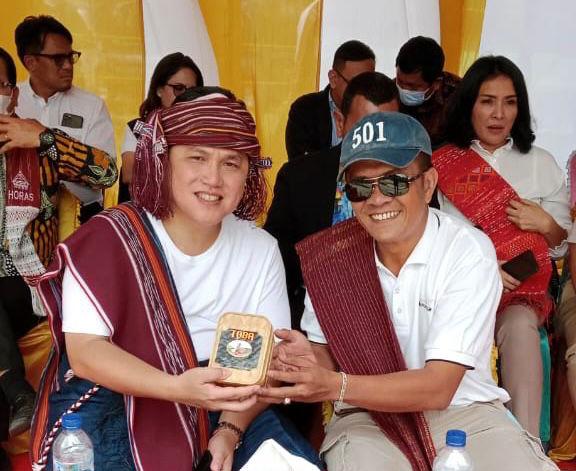 Menteri BUMN Erick Thohir (kiri) dan Founder Toba Wine Coffee, Sutristo, menunjukkan wine coffee, produk UMKM dari Samosir, Sumut. 