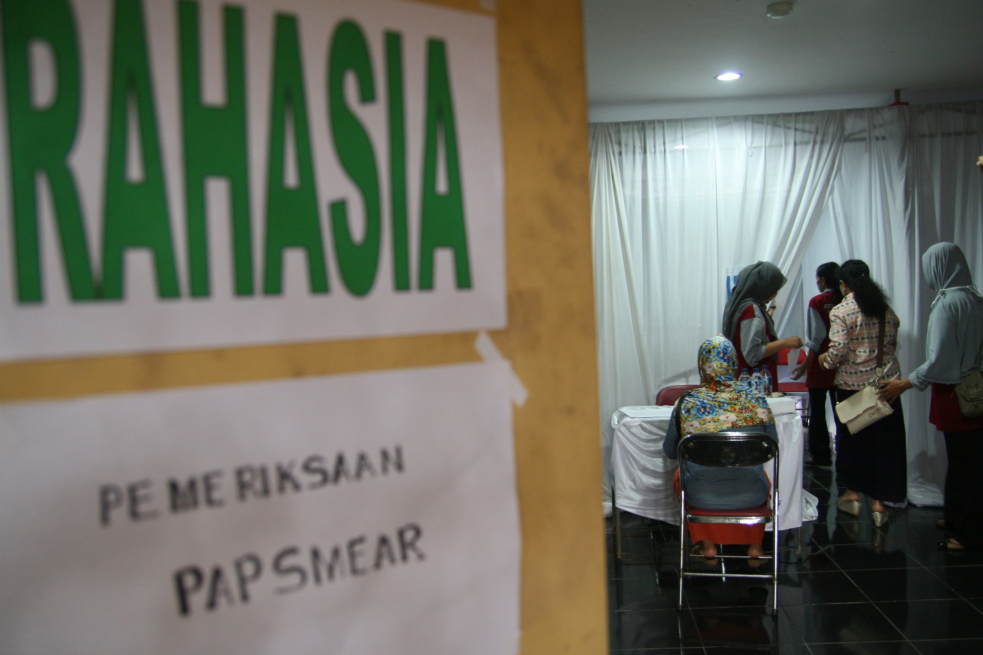 Warga memasuki bilik pemeriksaan guna mengikuti pap smear massal di gor Jayabaya, Kota Kediri, Jawa Timur.