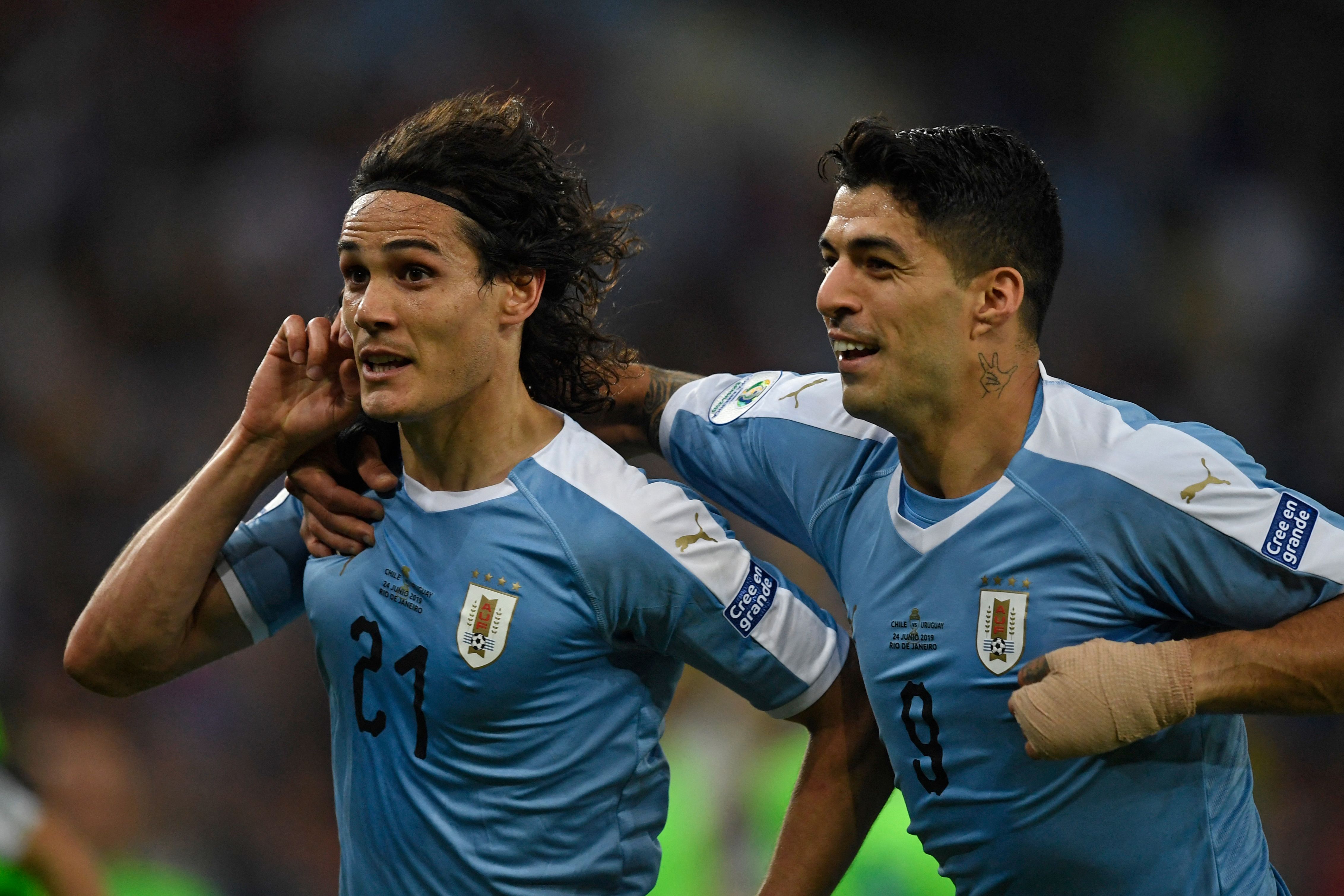 Duet lini depan timnas Uruguay Edinson Cavani (kiri) dan Luis Suarez.