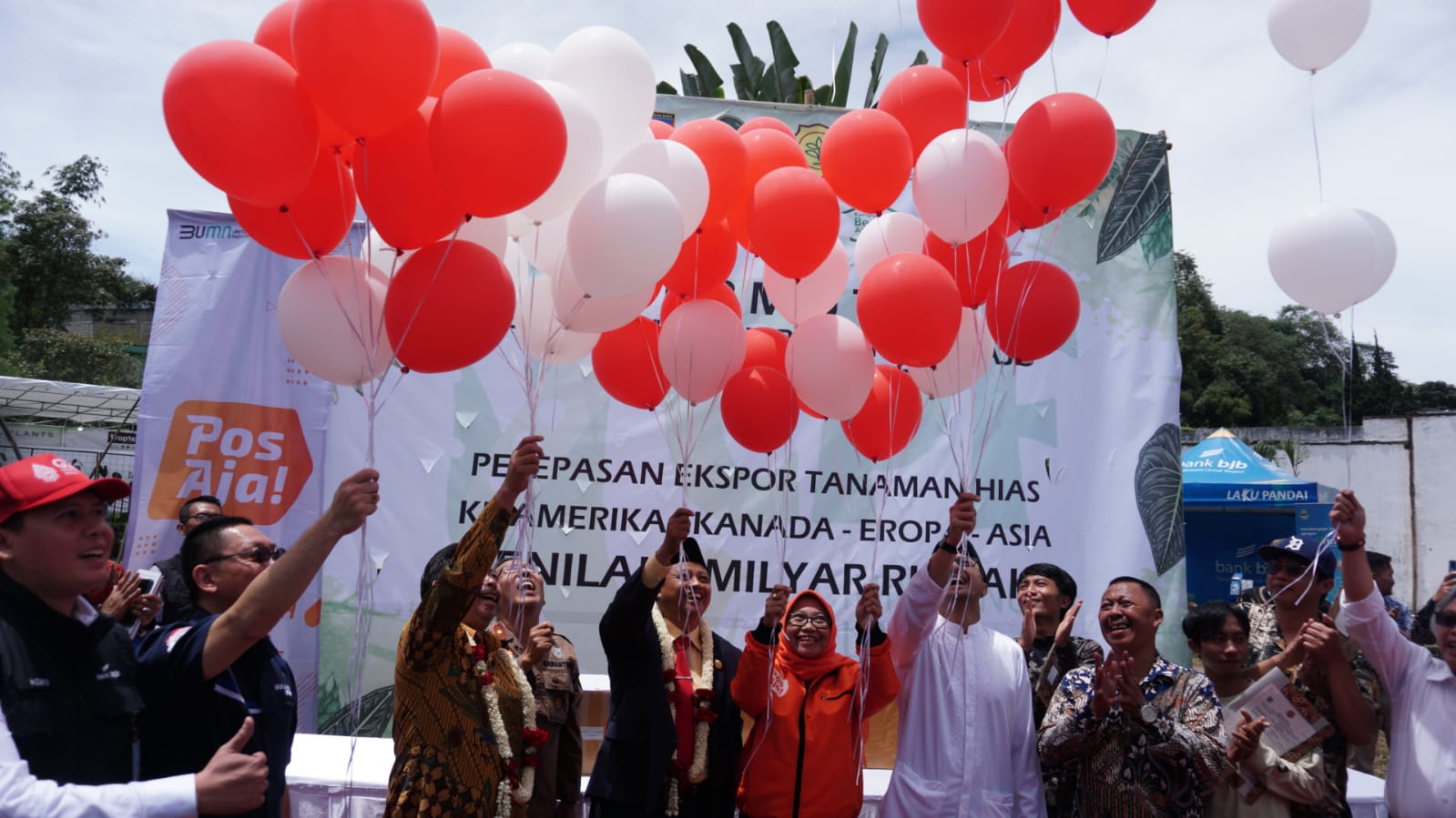 Wakil Gubernur Jawa Barat Uu Ruzhanul Ulum dan para pemangku kepentingan melepas ekspor tanaman hias dari Parongpong, Bandung Barat