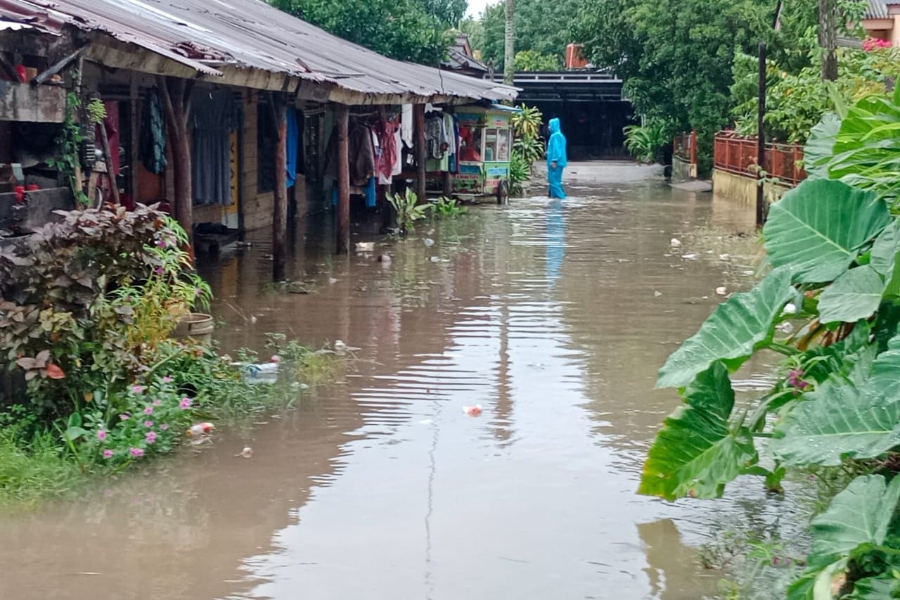 Sejumlah titik di Pangkalpinang terendam banjir.