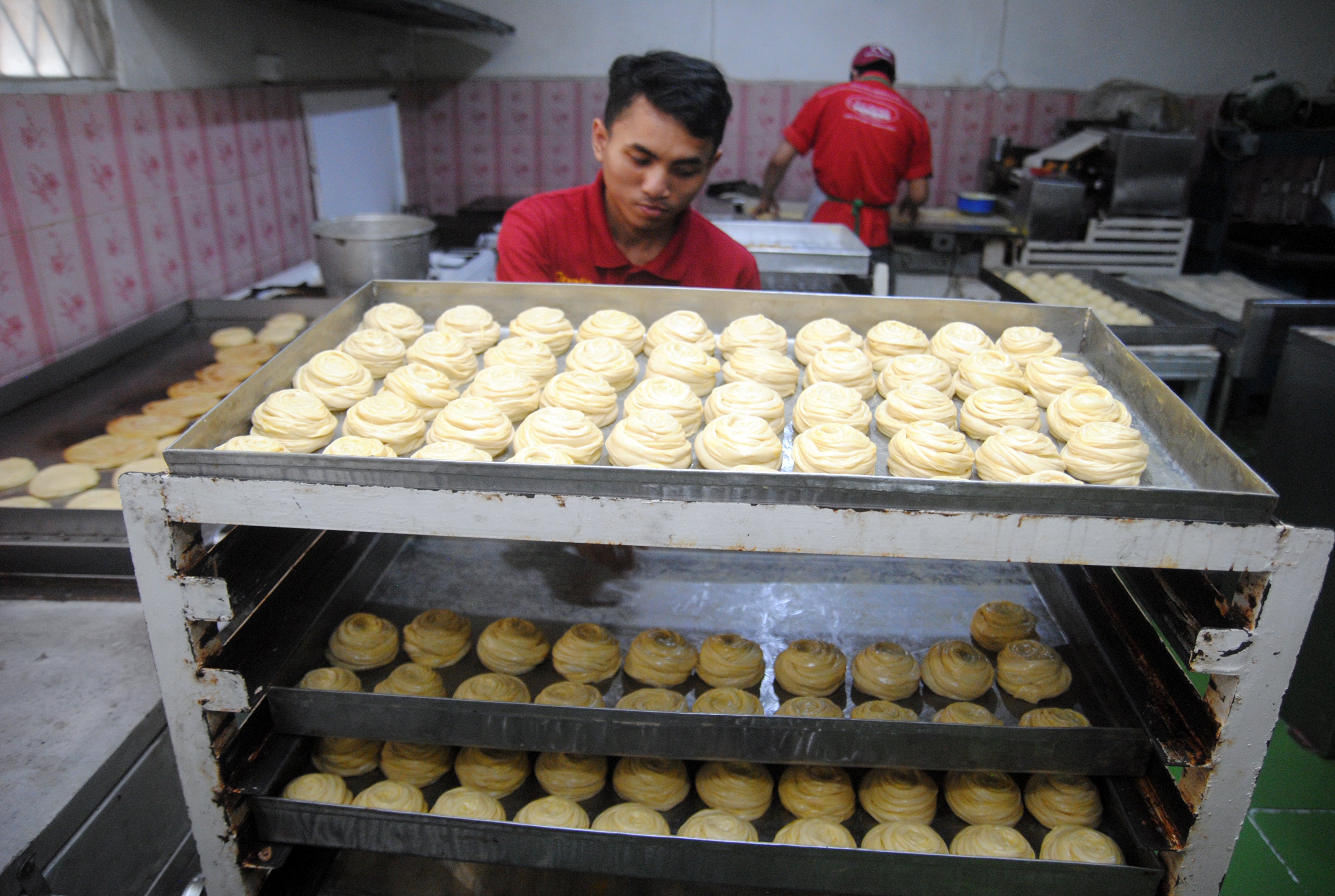 Pekerja memproduksi makanan beku (frozen food) khas Timur Tengah di Ka Nung Bakery, Kelurahan Empang, Kota Bogor