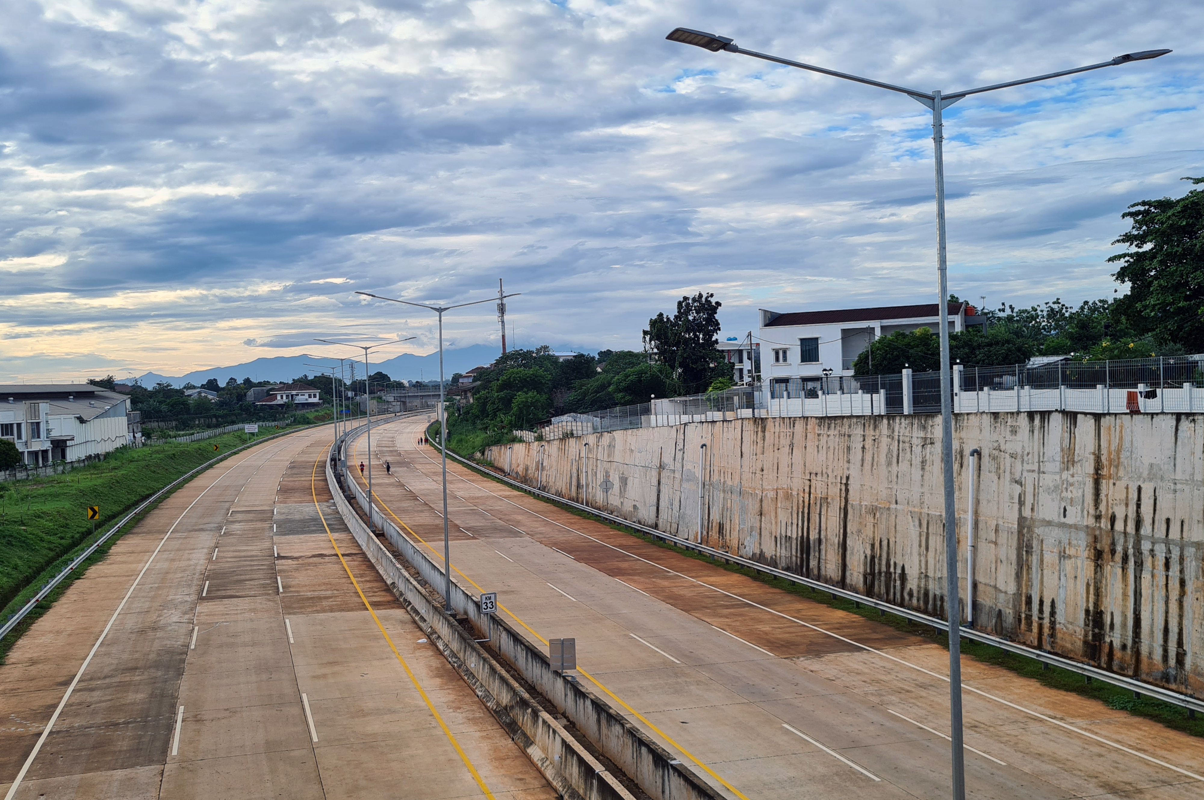 Ruas tol Pamulang - Cinere yang sudah selesai pembangunannya di kawasan Pondok Cabe, Tangerang Selatan, Banten,