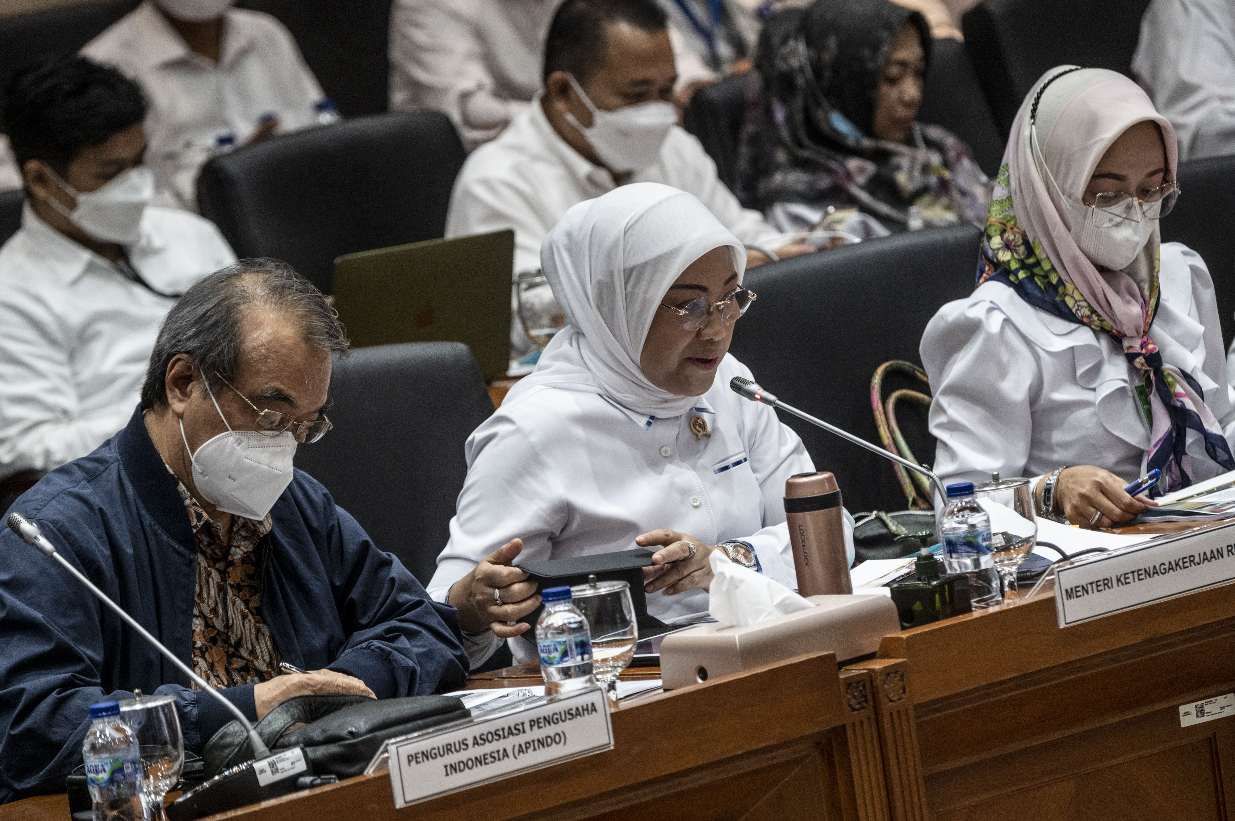 Menaker Ida Fauziyah (tengah) mengikuti rapat kerja bersama Komisi IX DPR di Kompleks Parlemen, Senayan, Jakarta, Selasa (8/11).