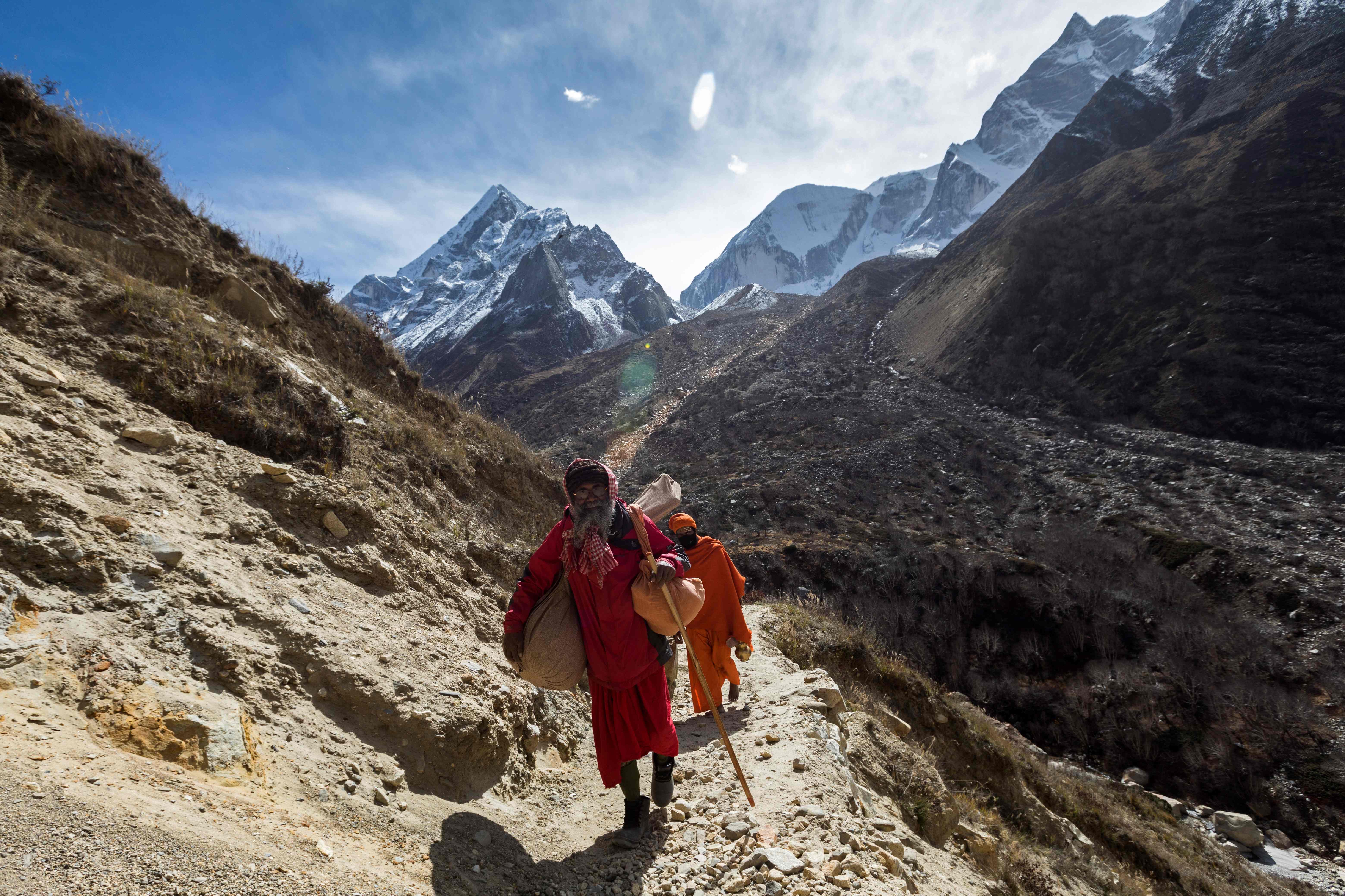 Potret warga berjalan di area Pegunungan Himalaya.