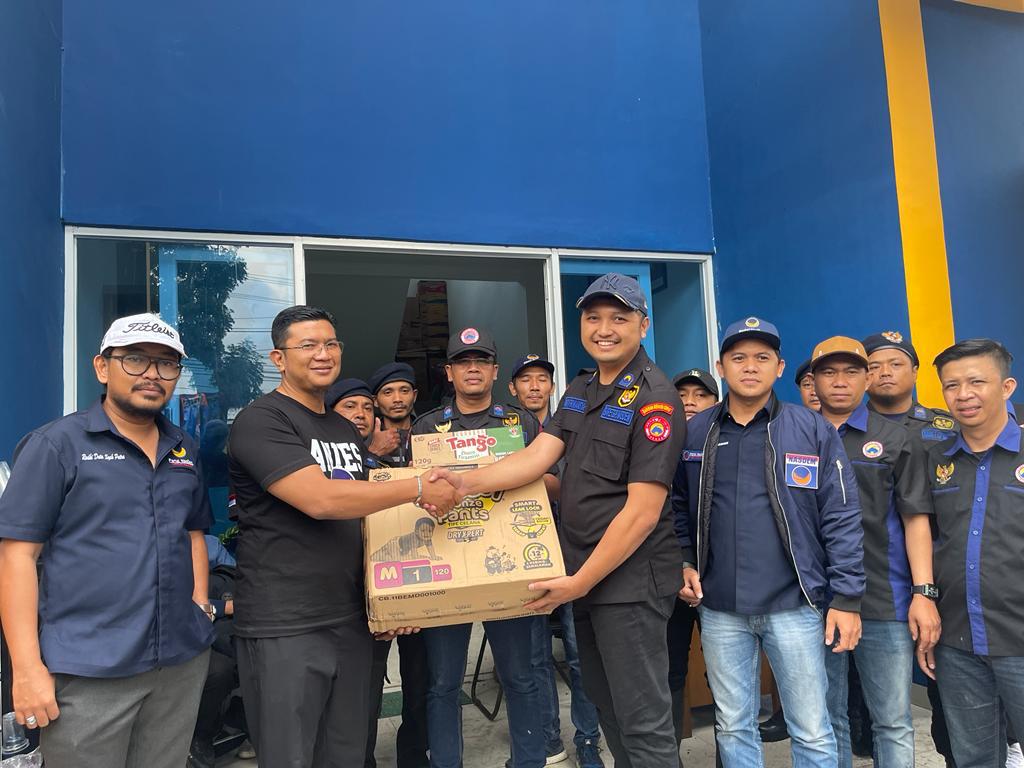 Garda Pemuda NasDem Jawa Barat menyerahkan bantuan untuk korban gempa di Cianjur