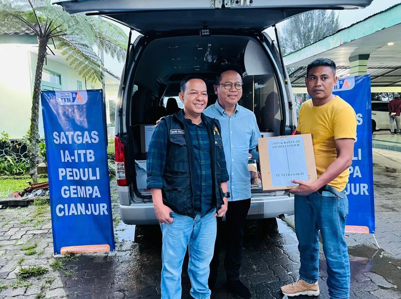 IA-ITB menyalurkan sejumlah bantuan kepada korban terdampak gempa di Kabupaten Cianjur, Jawa Barat .