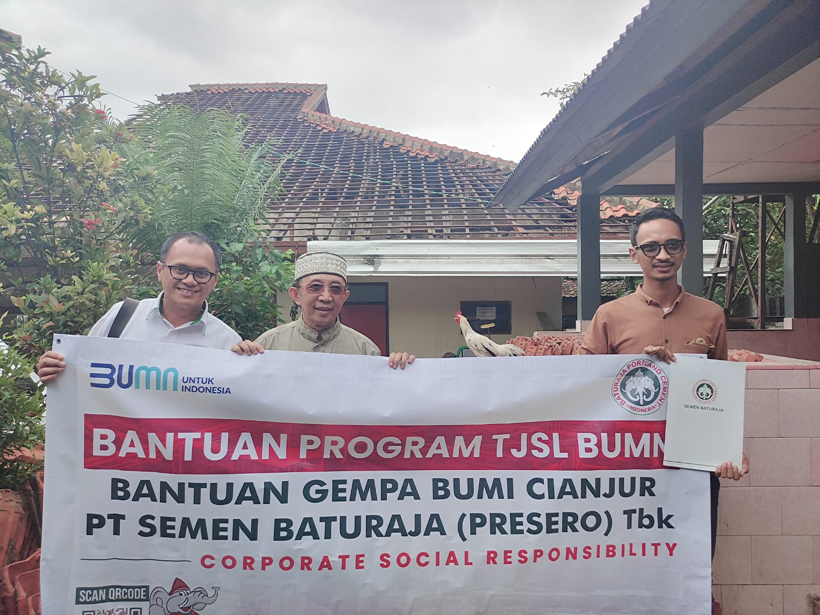 PT Semen Baturaja memberikan bantuan kepada korban gempa Cianjur, Jumat (25/11/2022).