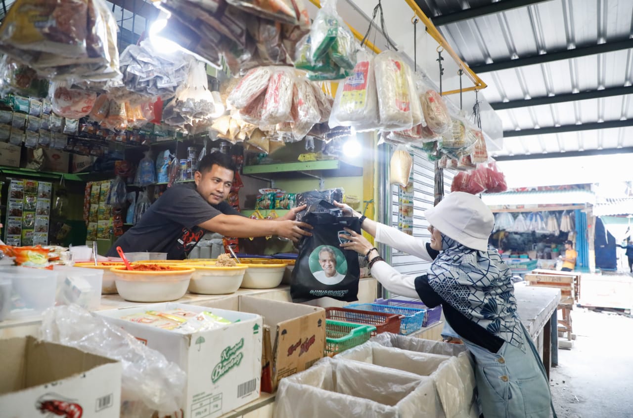 Kowarteg menjaring aspirasi para pedagang di Pasar Rawalumbu, Pengasinan, Kota Bekasi, Jawa Barat, Minggu (6/11/22).